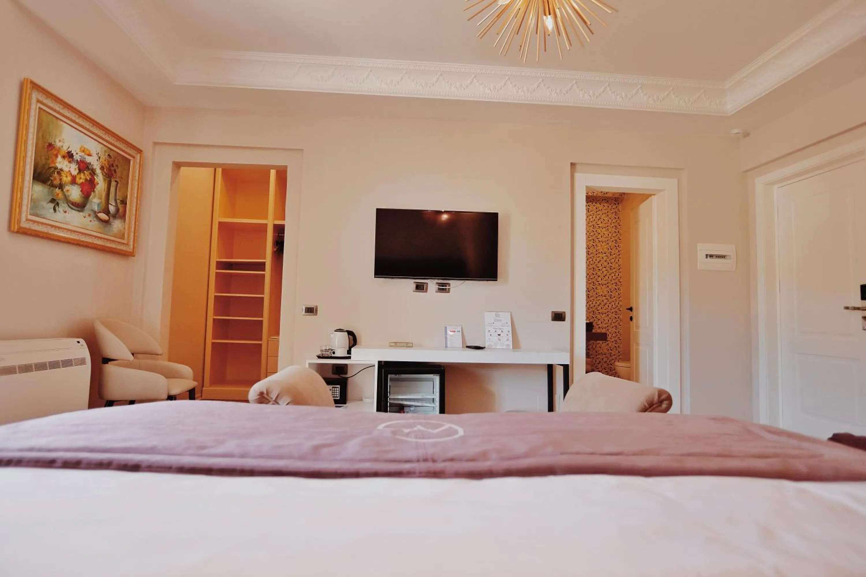 Photo of the whole room, Bed in Grand Mirage