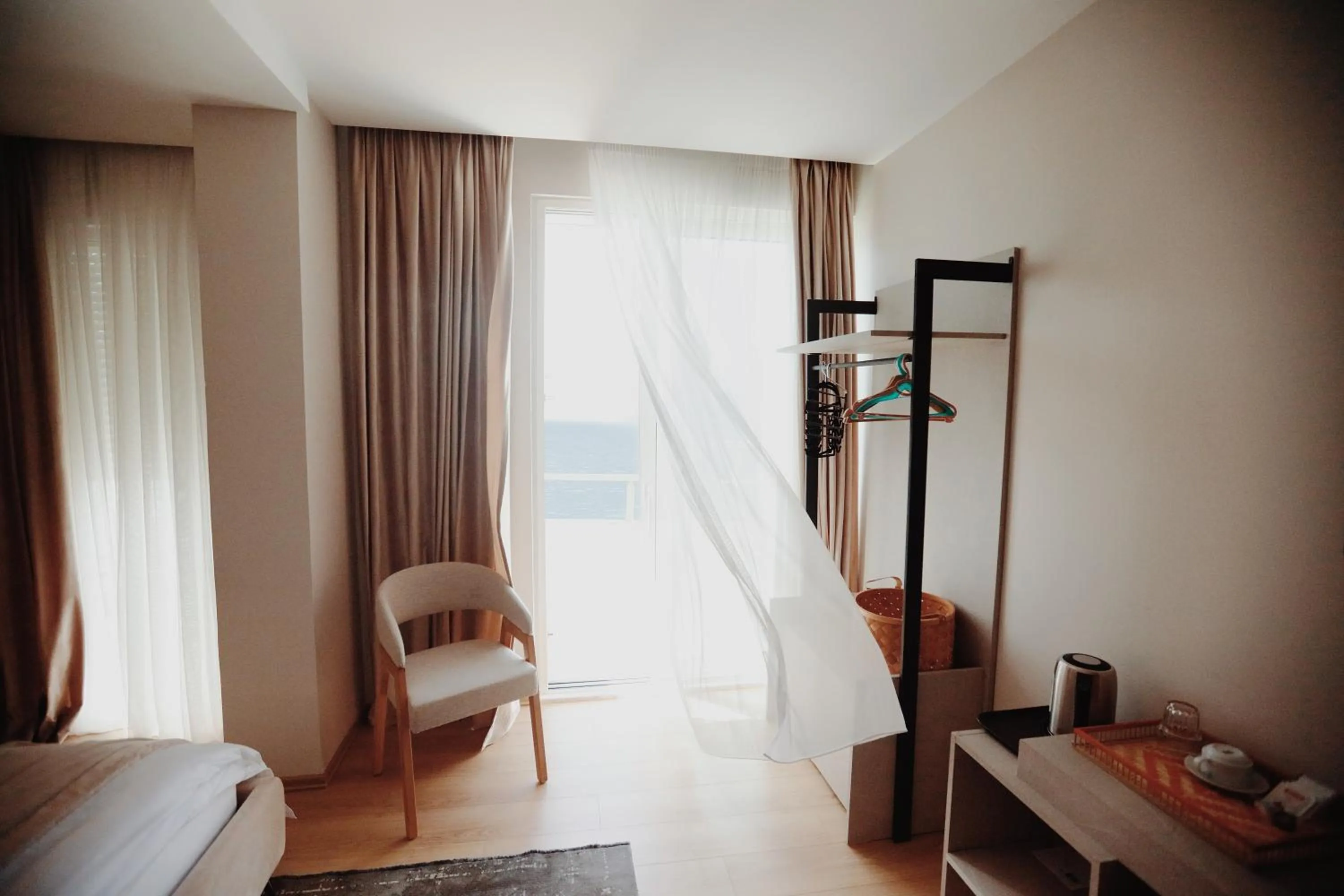 Seating area, Bed in Grand Mirage