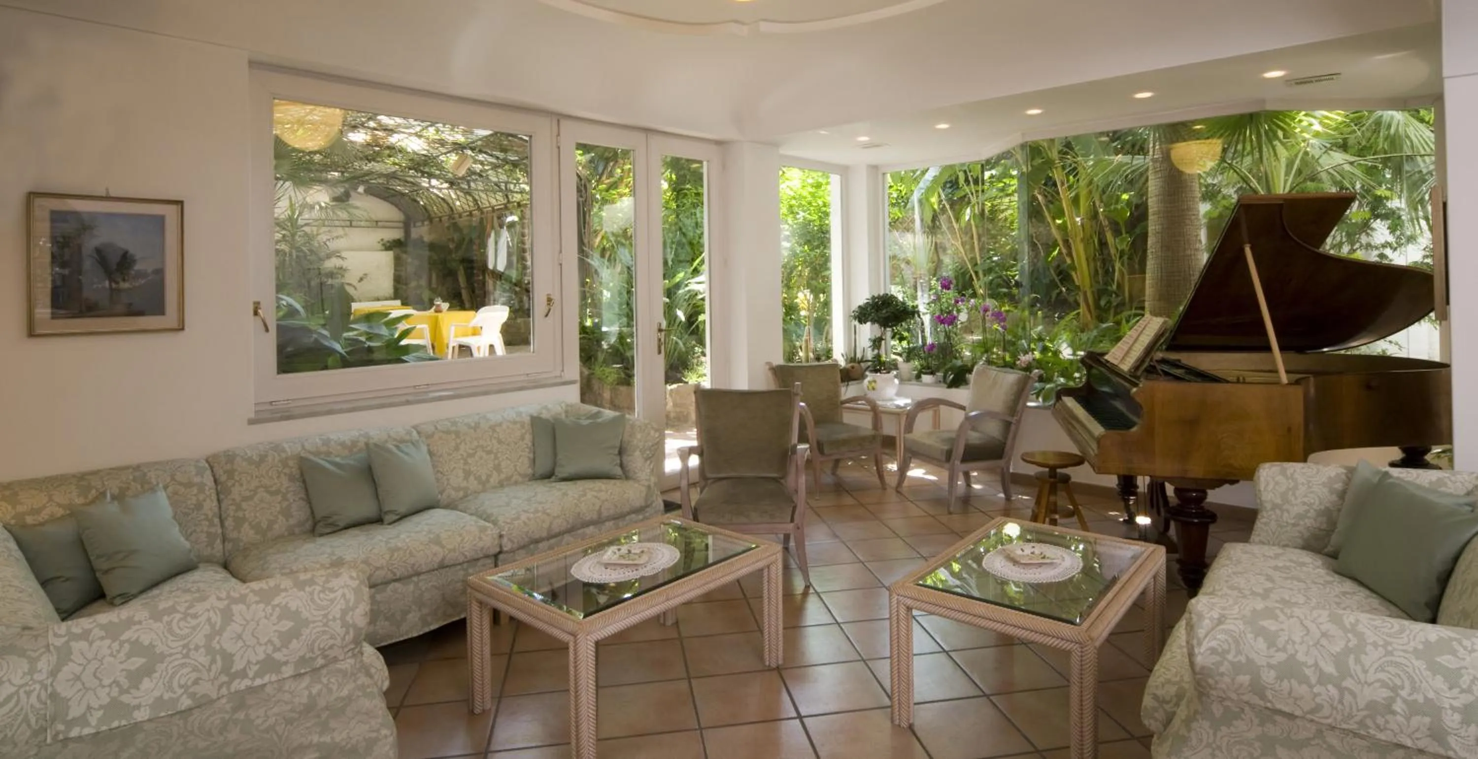 Communal lounge/ TV room in Hotel Villa Angelica