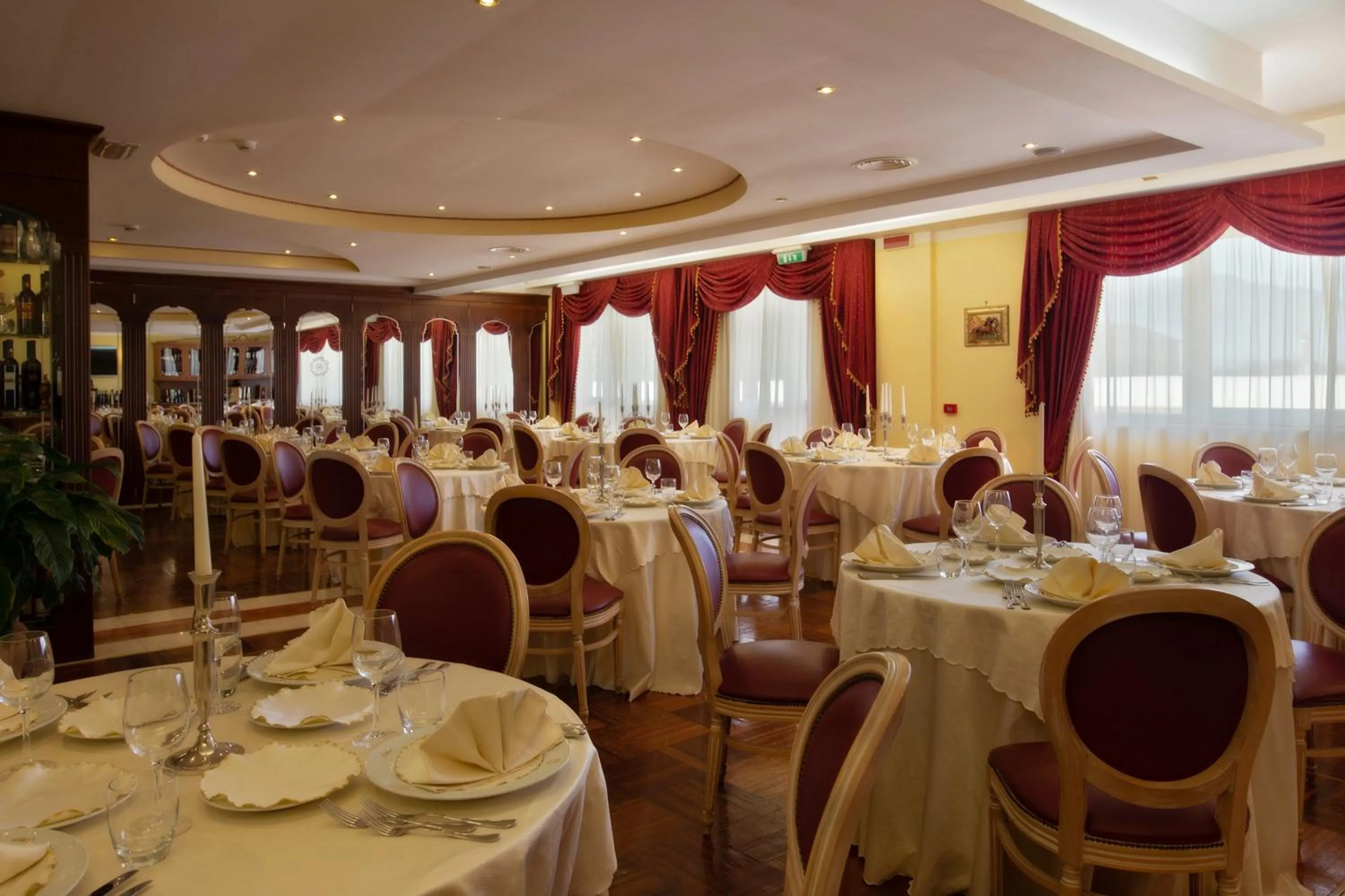 Restaurant/places to eat in Grand Hotel Osman