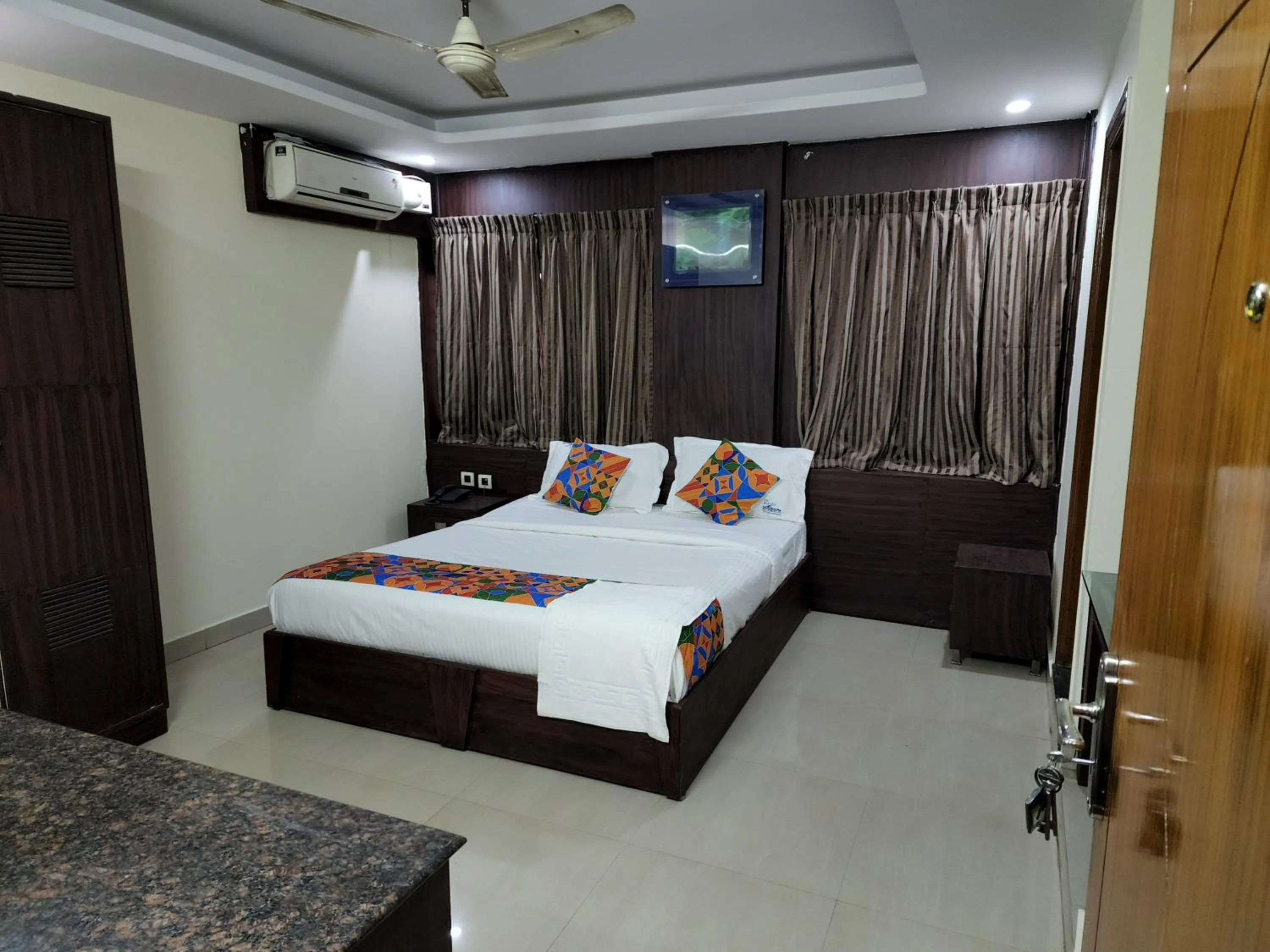 Photo of the whole room, Bed in WesternSuites Hotel / Spa