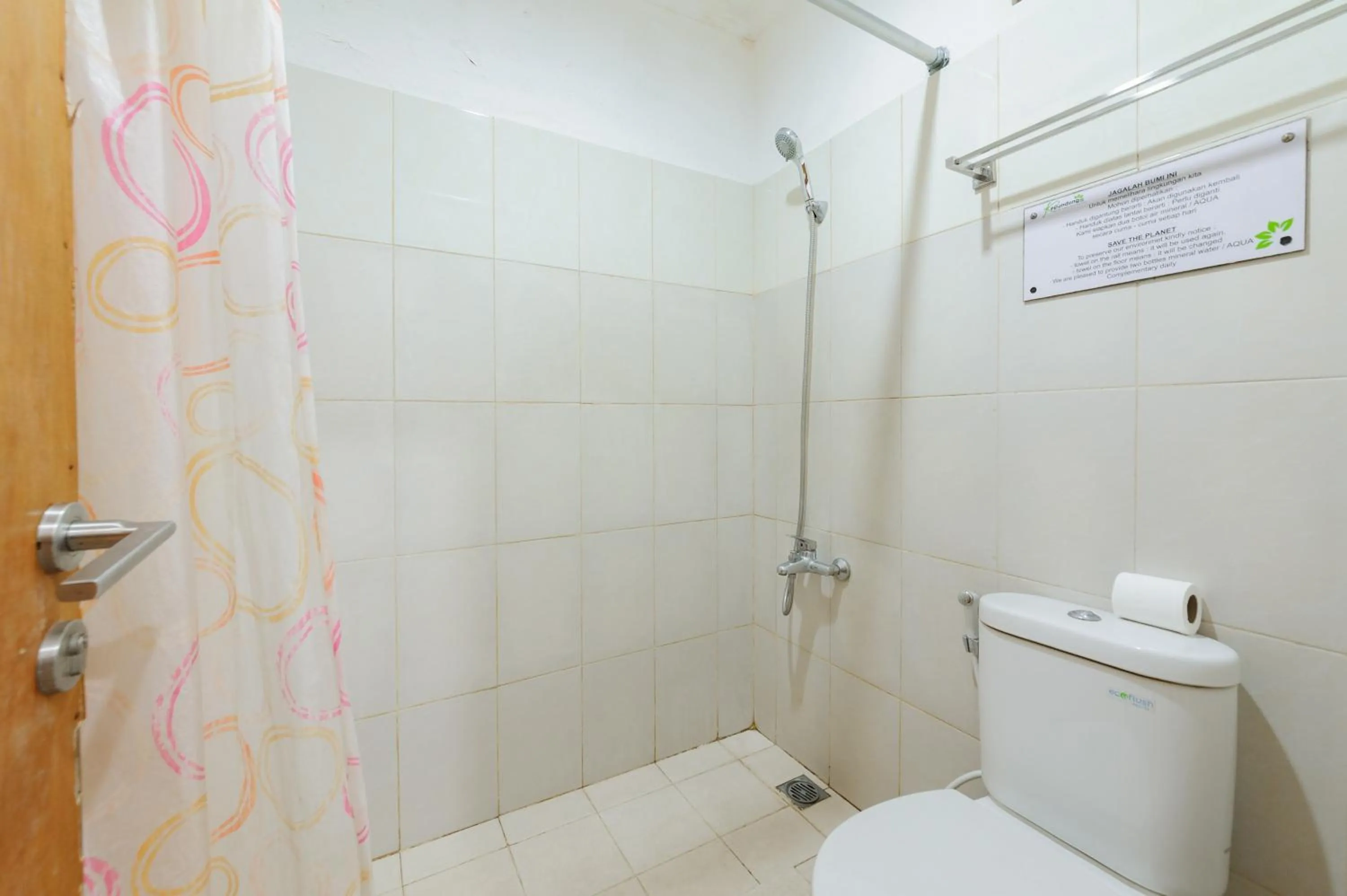 Bathroom in RedDoorz at Bali Kepundung Denpasar