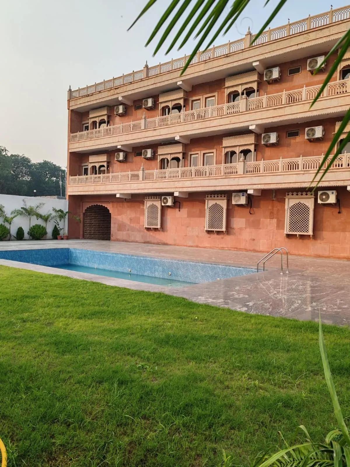 Swimming pool in Hotel Rajwada palace