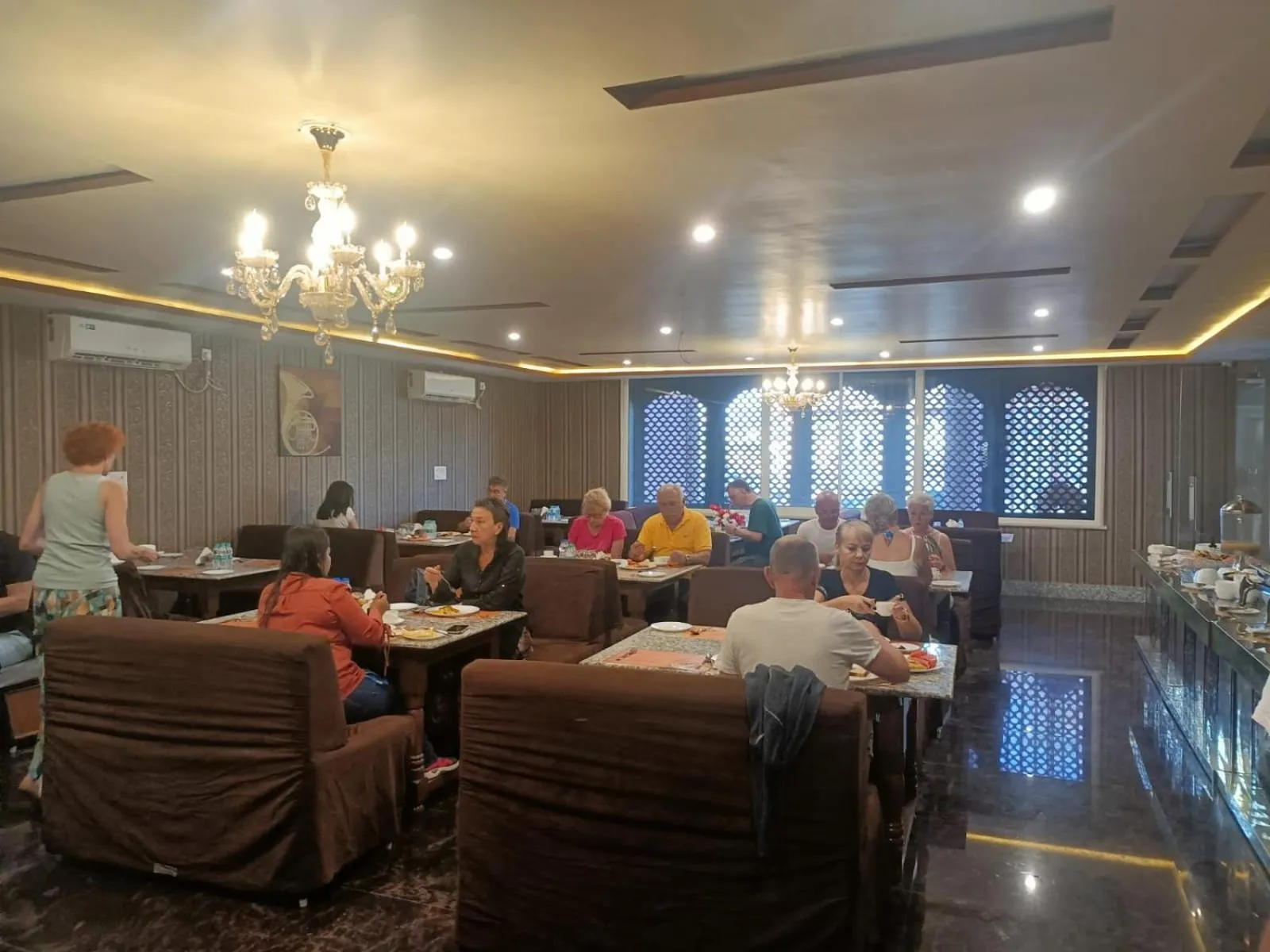 Restaurant/places to eat in Hotel Rajwada palace