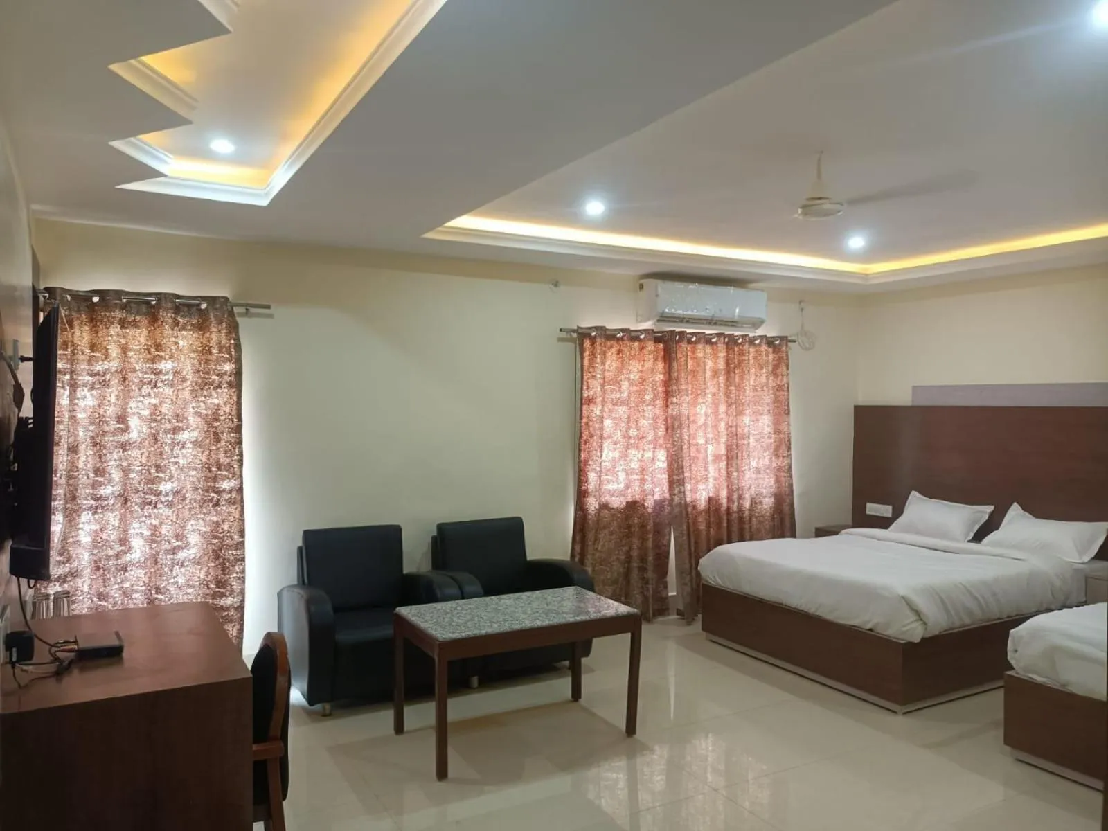 Photo of the whole room, Bed in Hotel Rajwada palace