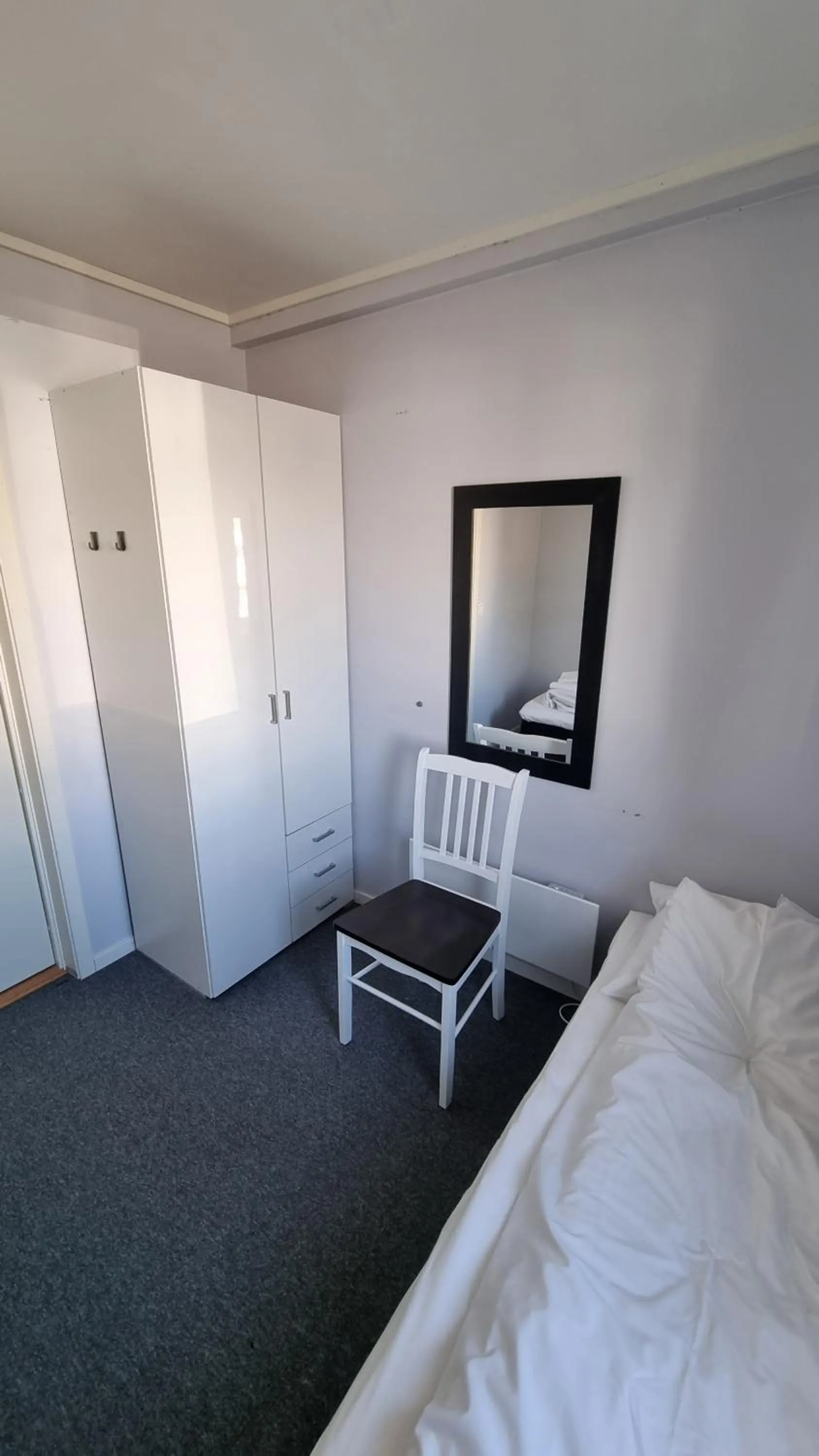 wardrobe, Bed in Lofoten Overnatting - Leknes