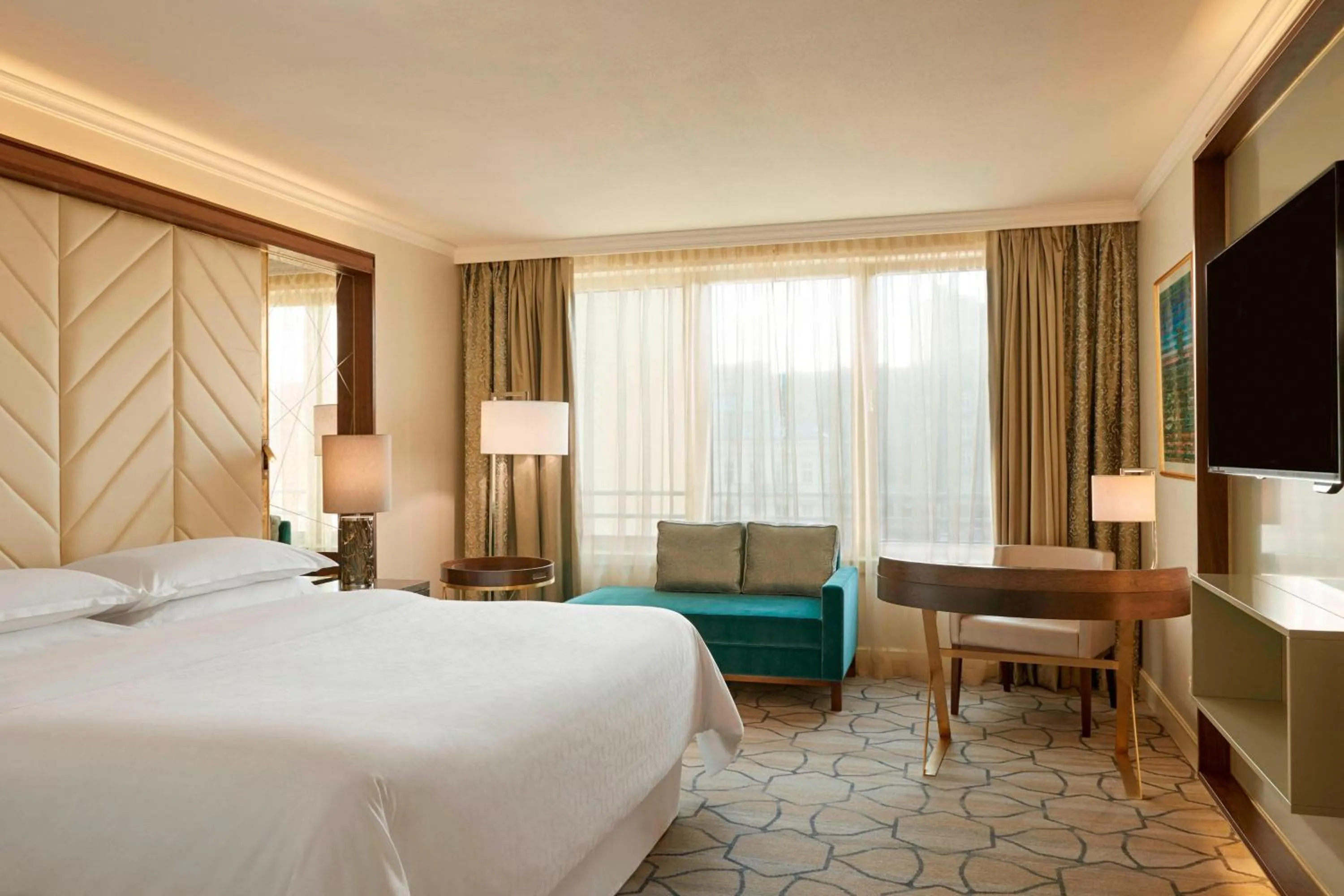 Photo of the whole room, Bed in Sheraton Grand Warsaw