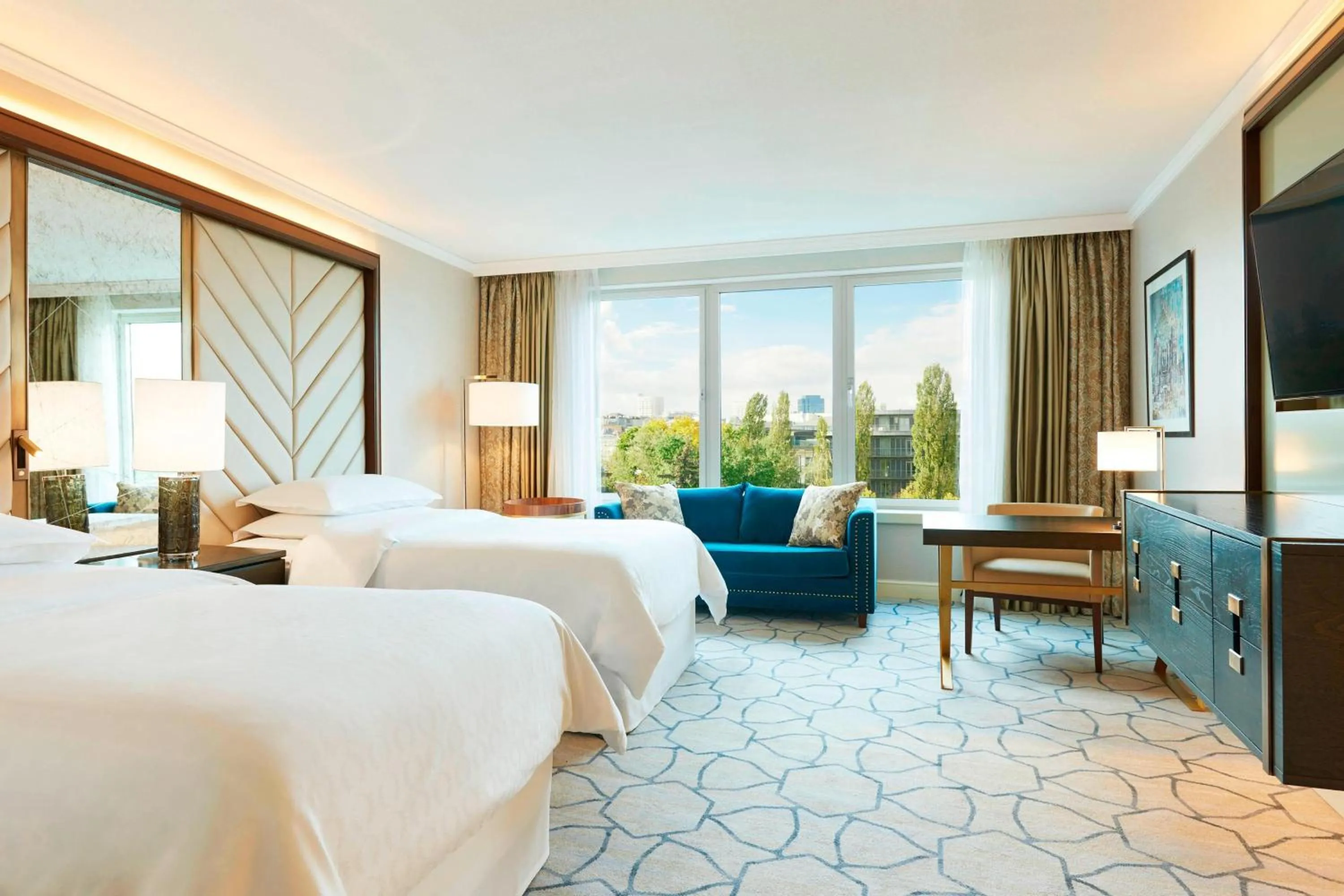 Photo of the whole room, Bed in Sheraton Grand Warsaw