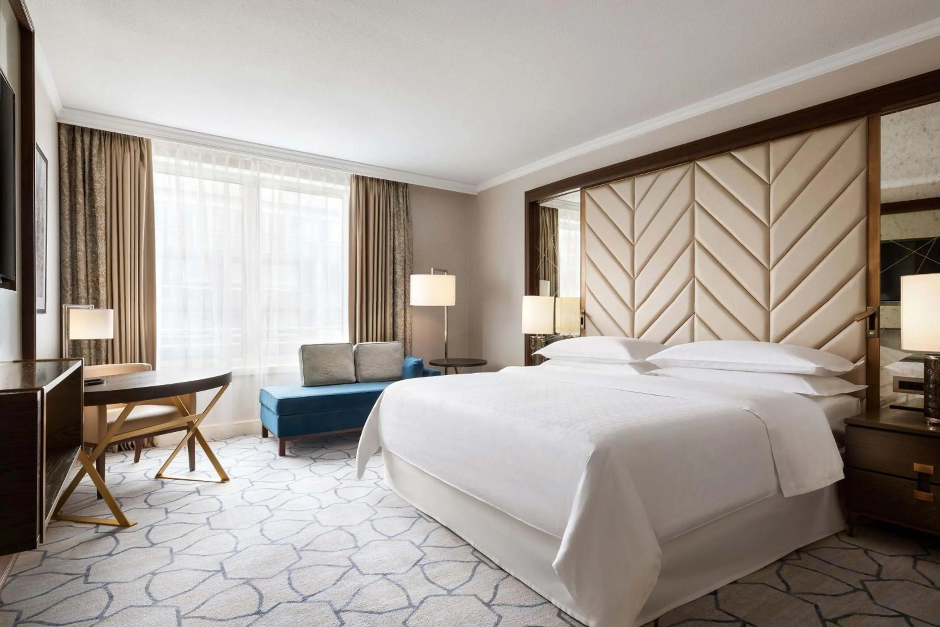 Photo of the whole room, Bed in Sheraton Grand Warsaw