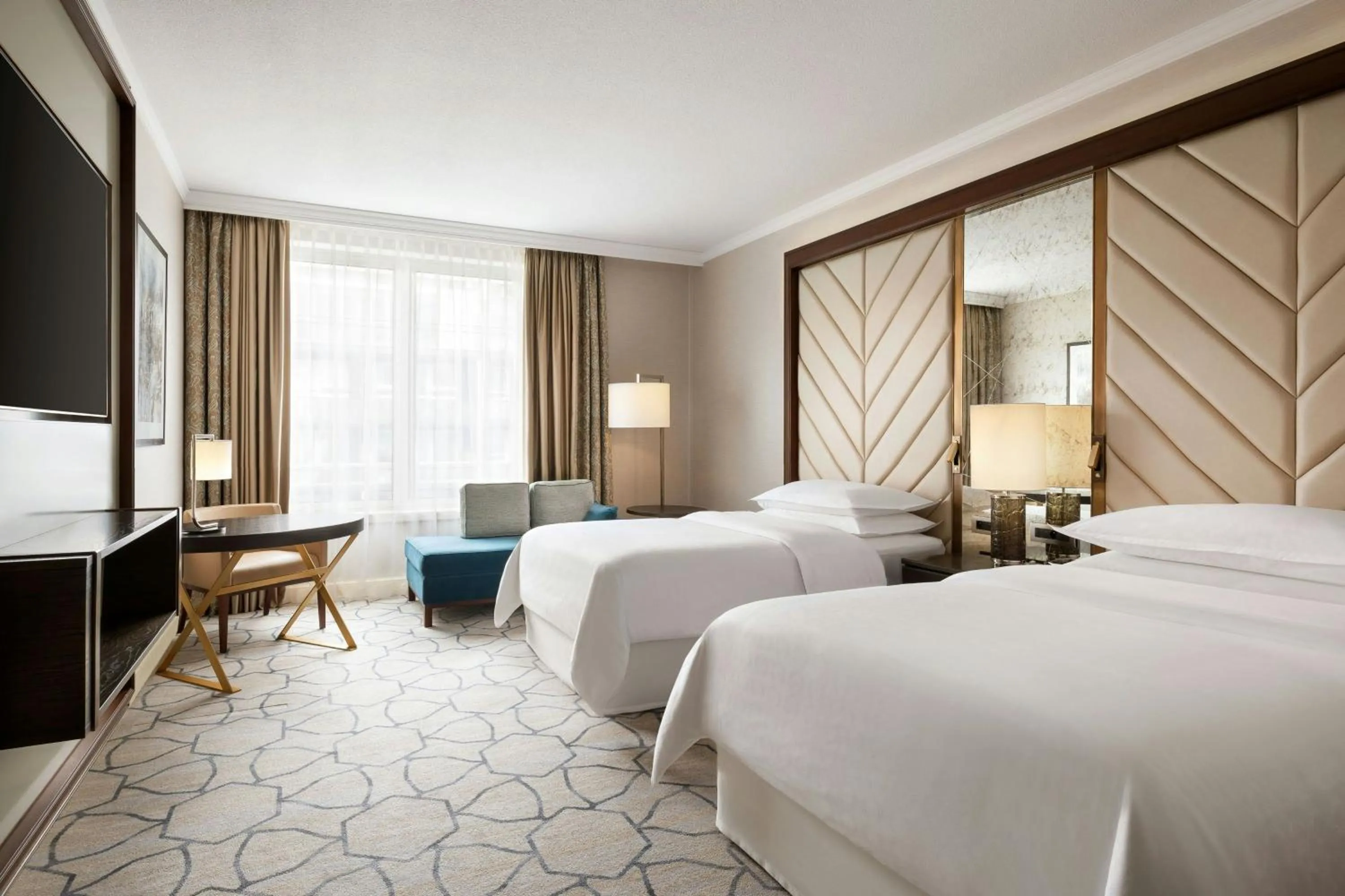 Photo of the whole room, Bed in Sheraton Grand Warsaw