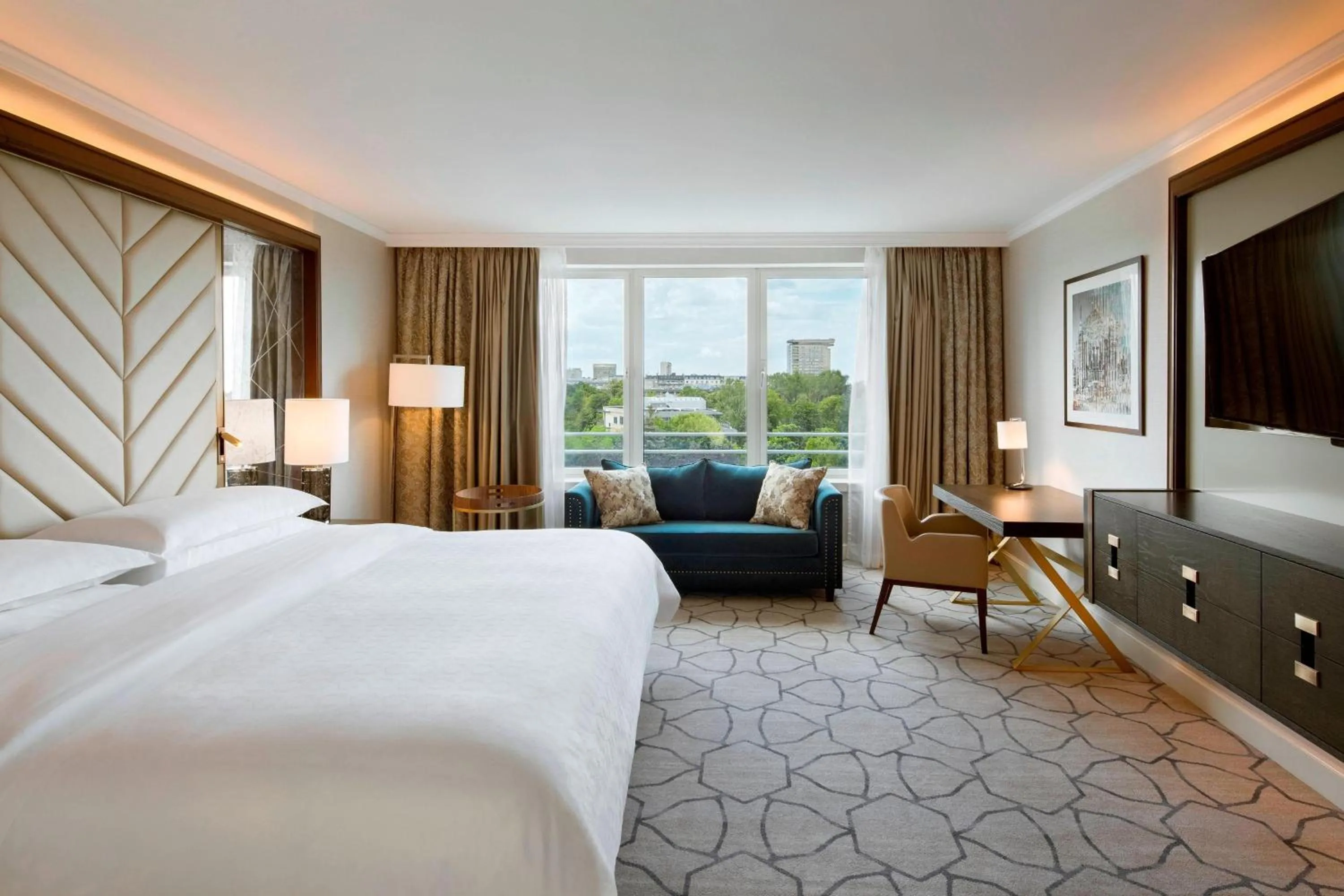 Photo of the whole room, Bed in Sheraton Grand Warsaw