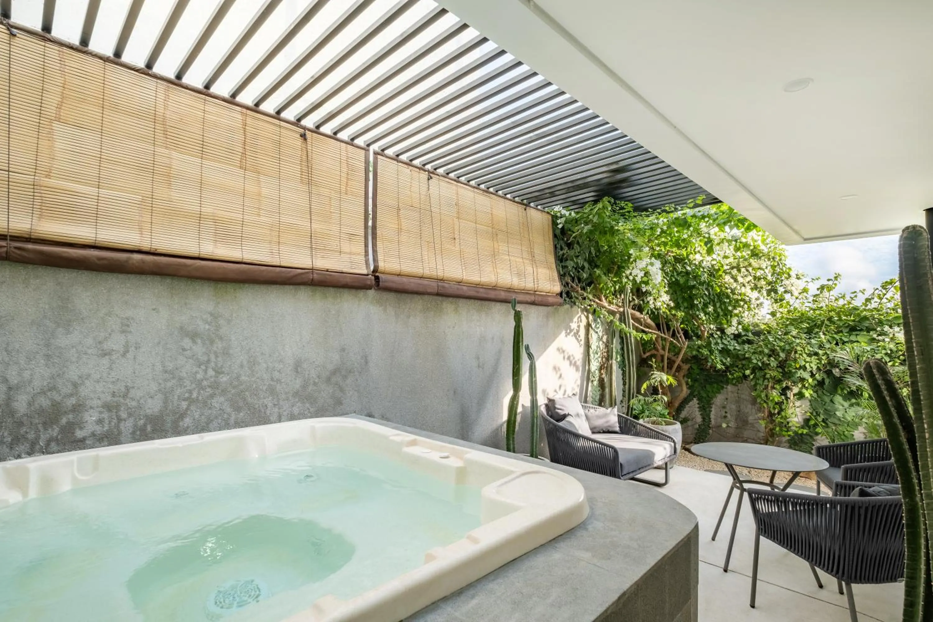 Hot Tub in Villa Osun