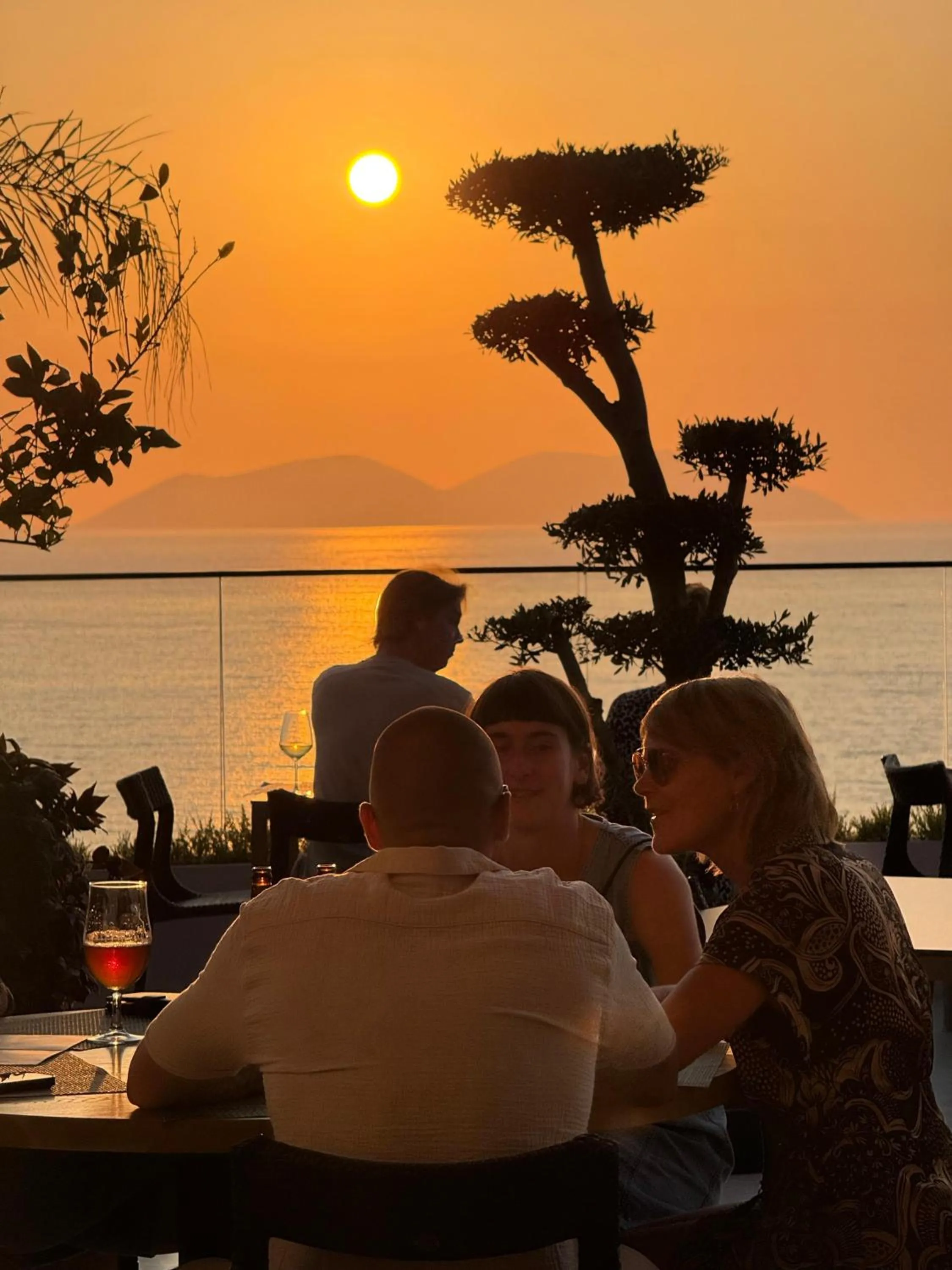 Restaurant/places to eat in Valza Boutique Hotel