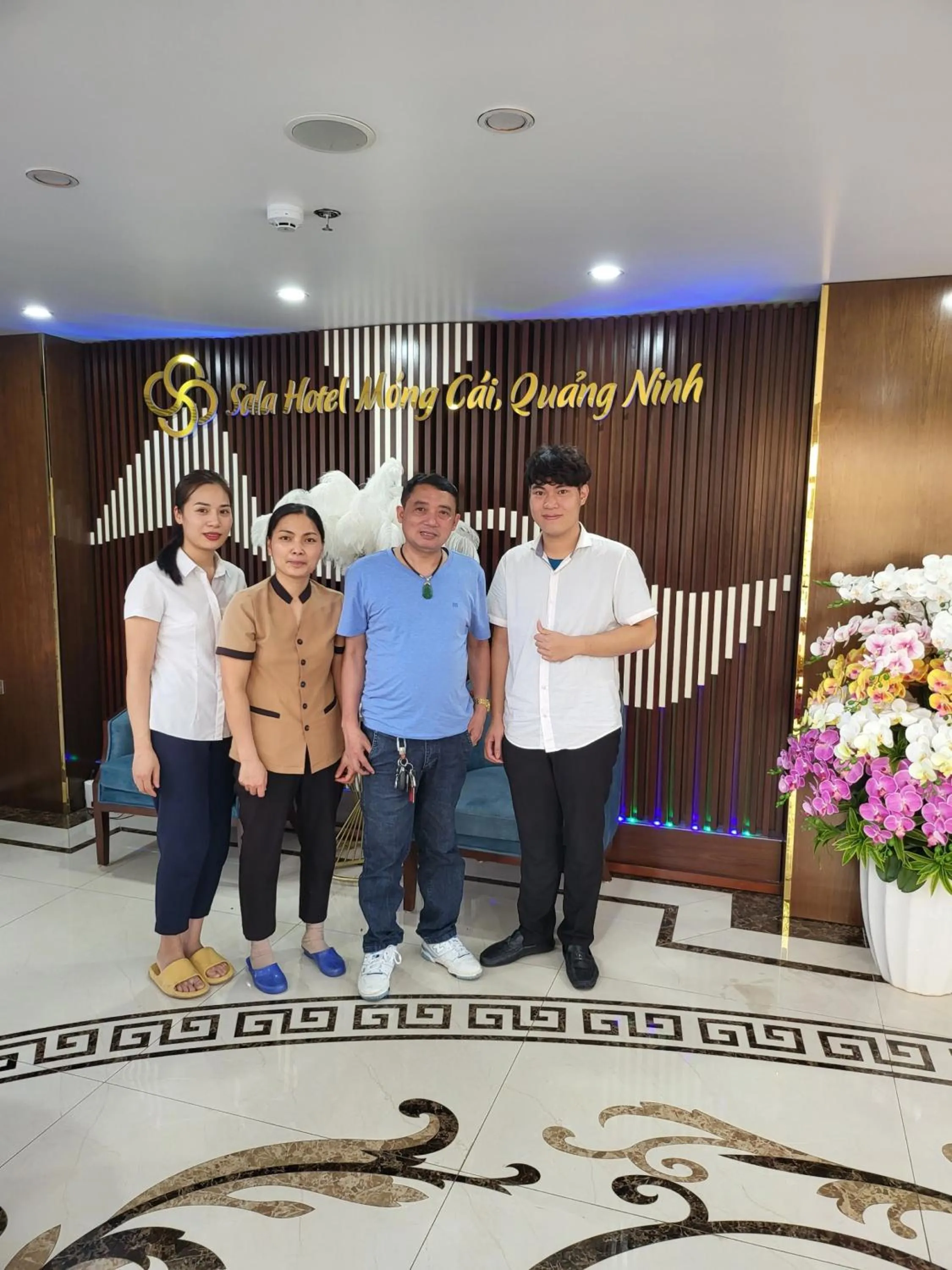 group of guests in SALA HOTEL MÓNG CÁI