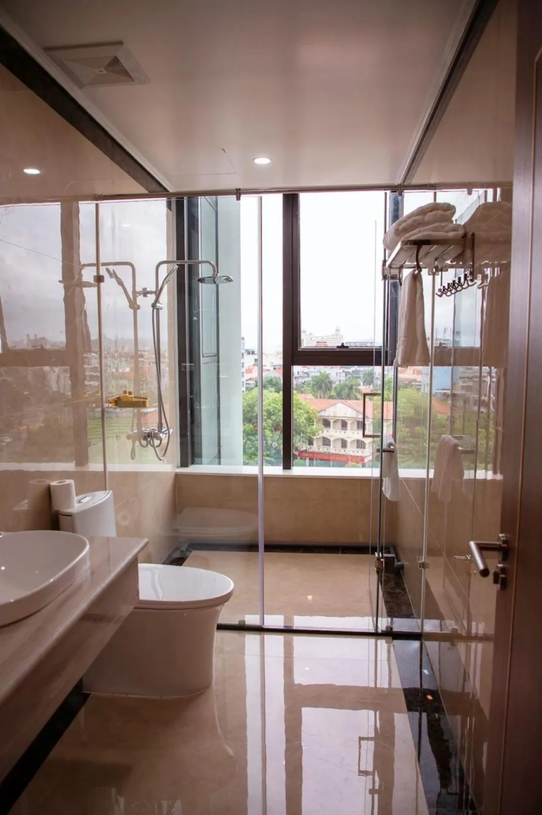 Bathroom in SALA HOTEL MÓNG CÁI