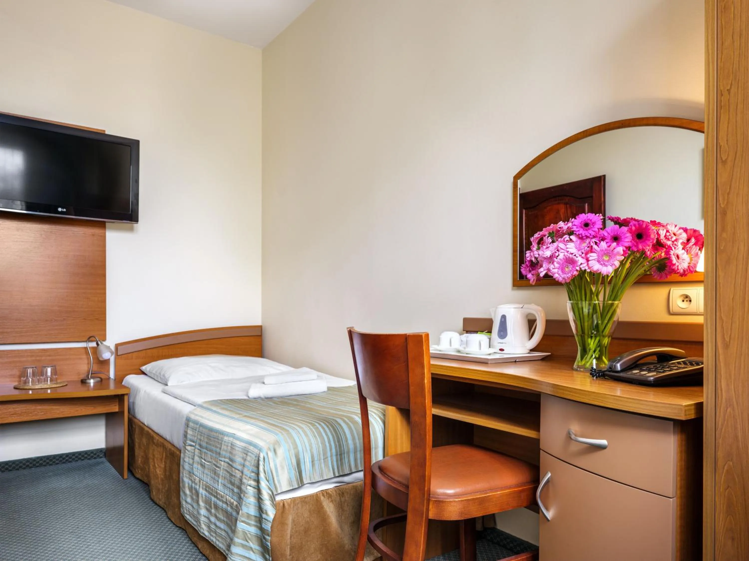 Photo of the whole room, Bed in Hotel Galicya