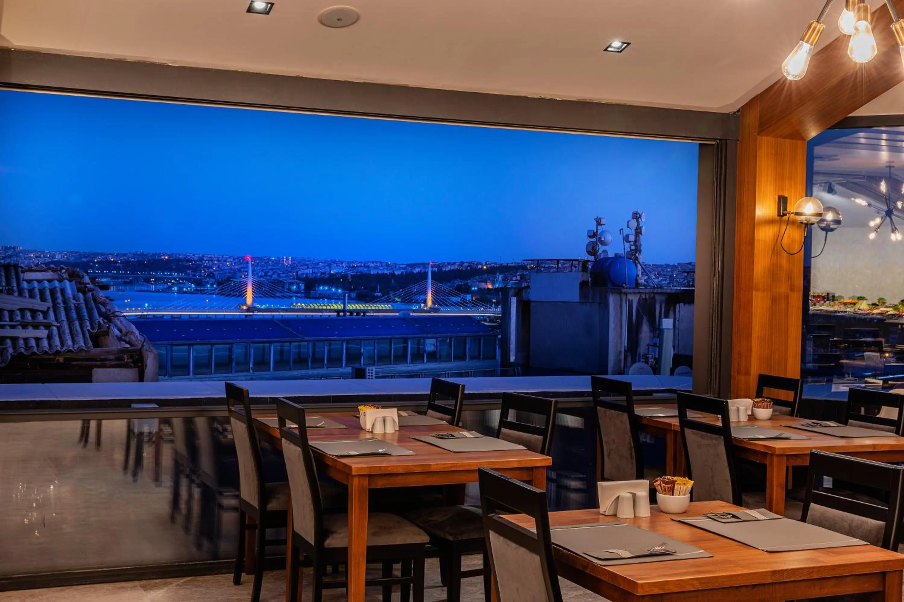 Restaurant/places to eat in Demiray Hotel Old City