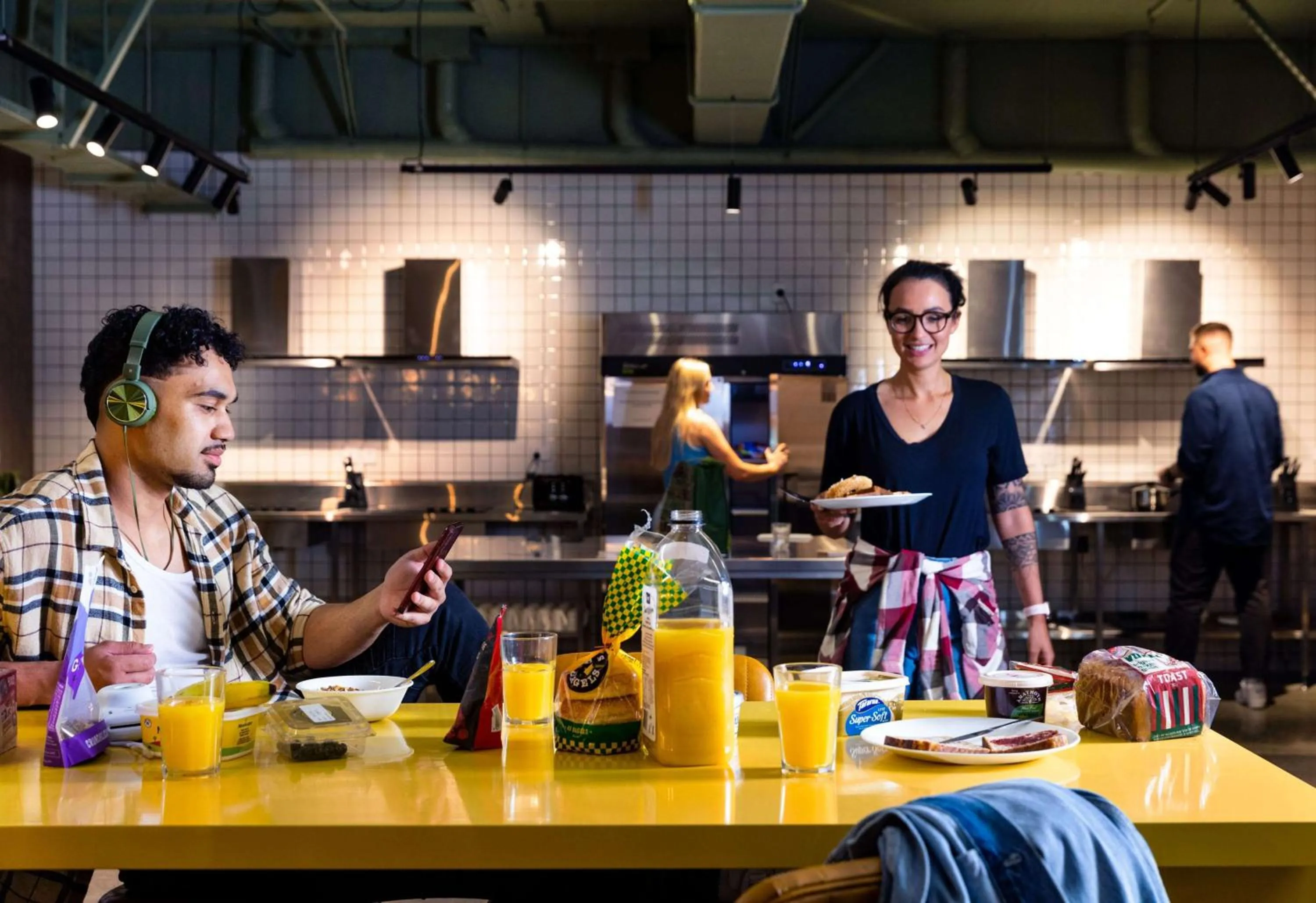 Restaurant/places to eat in LyLo Auckland Hotel