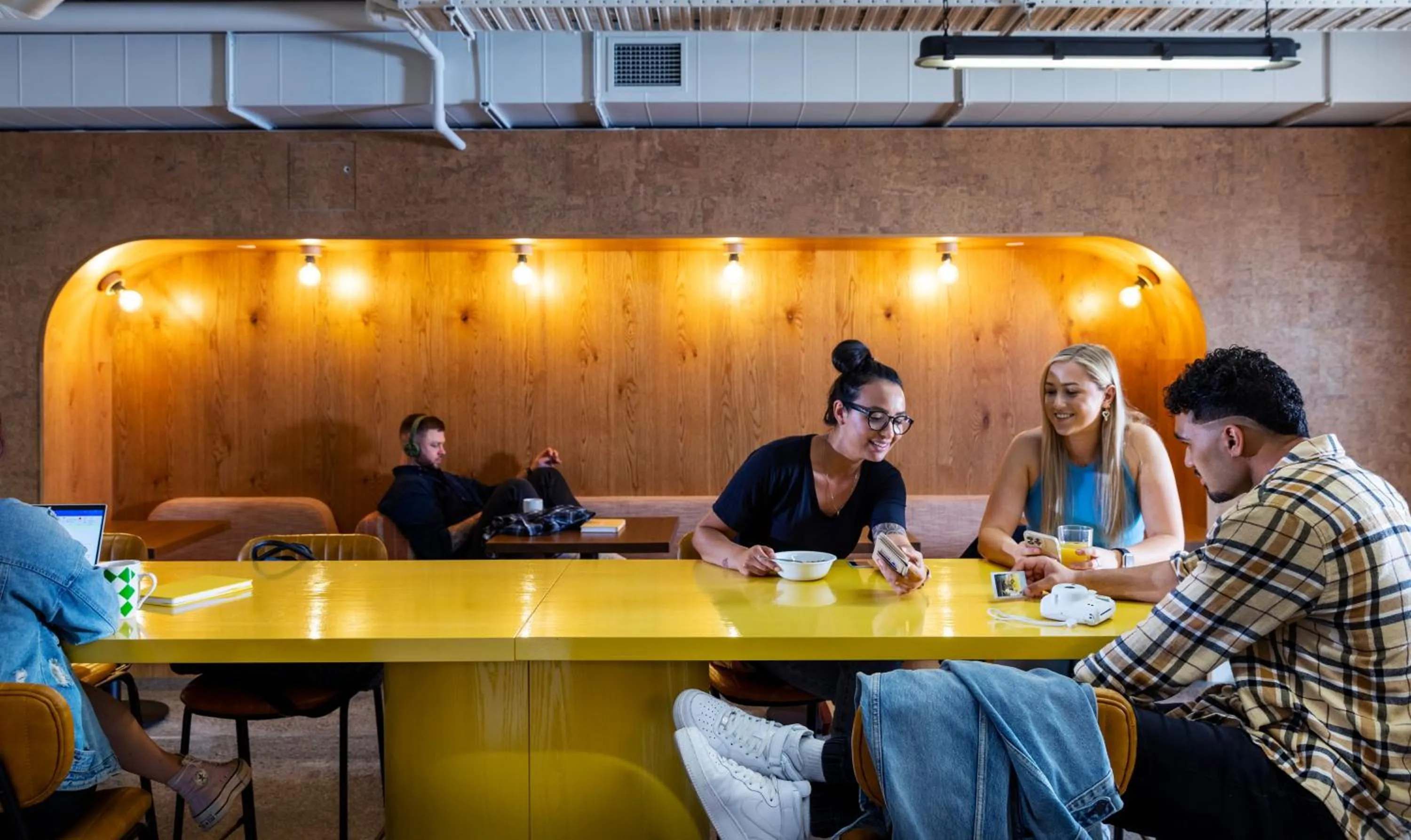 Restaurant/places to eat in LyLo Auckland Hotel