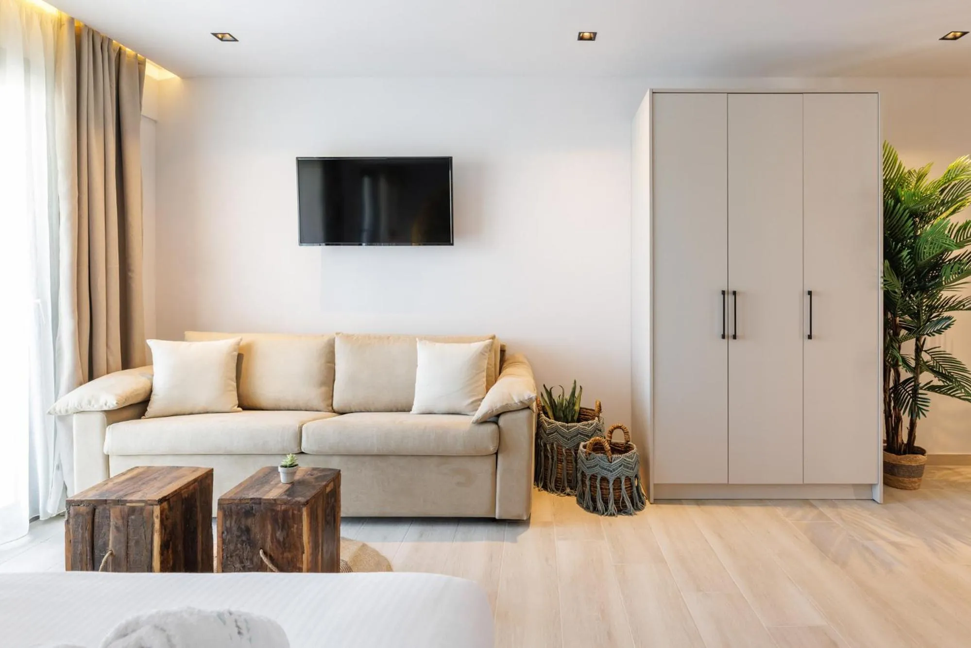 TV and multimedia in Amalthia Luxury Suites