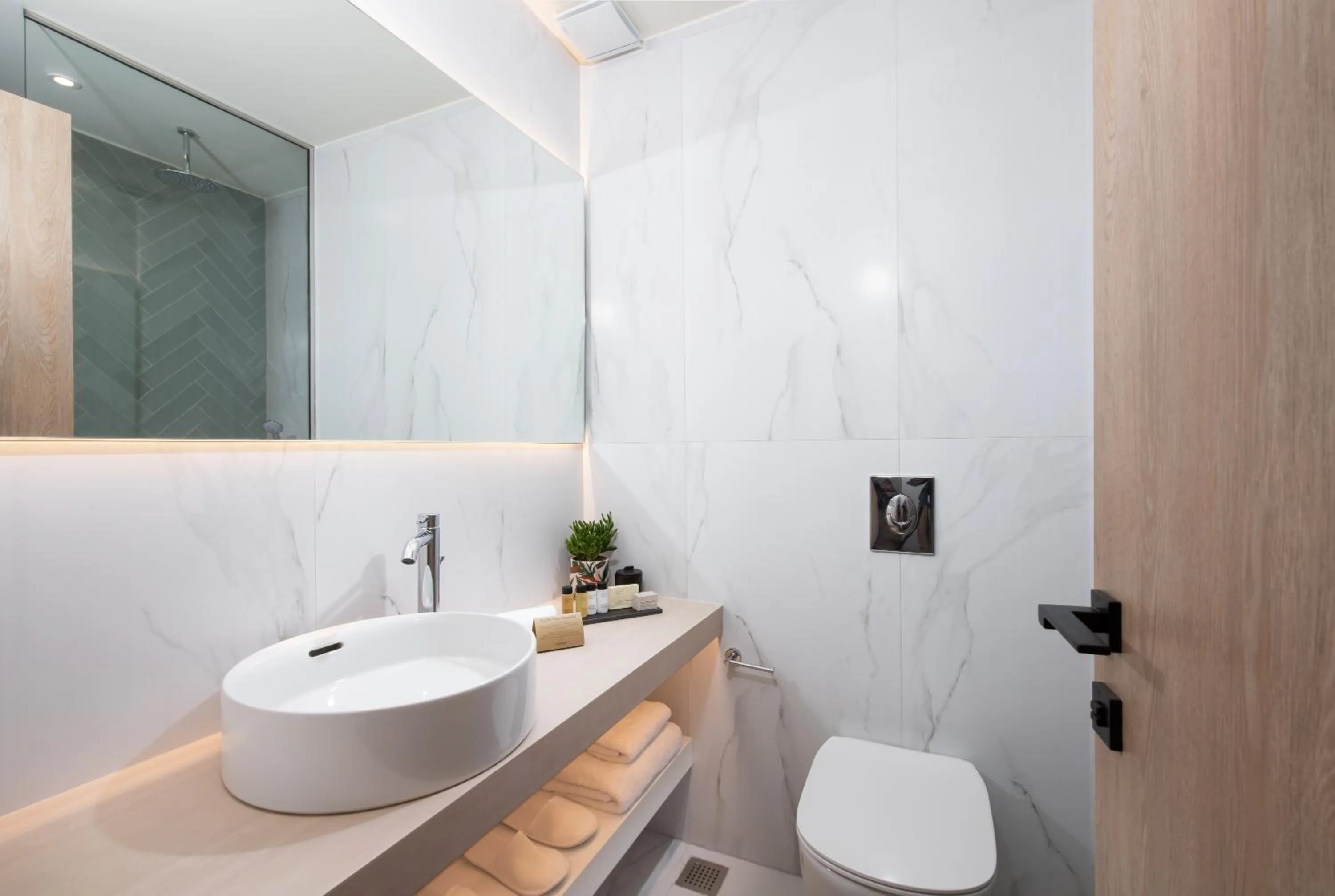 Toilet in Epoch House & The Orange Shop - Adults Only