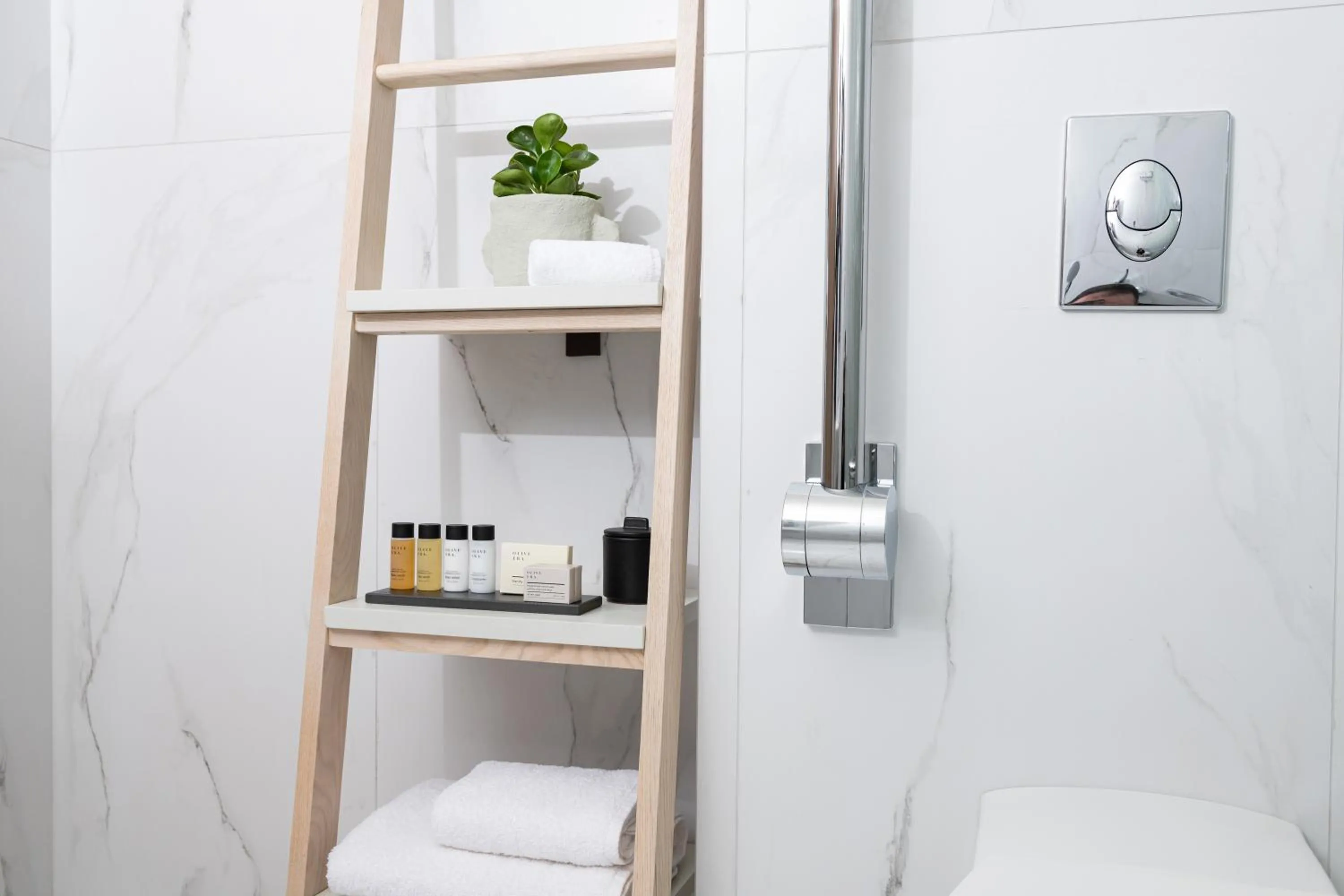 Toilet in Epoch House & The Orange Shop - Adults Only