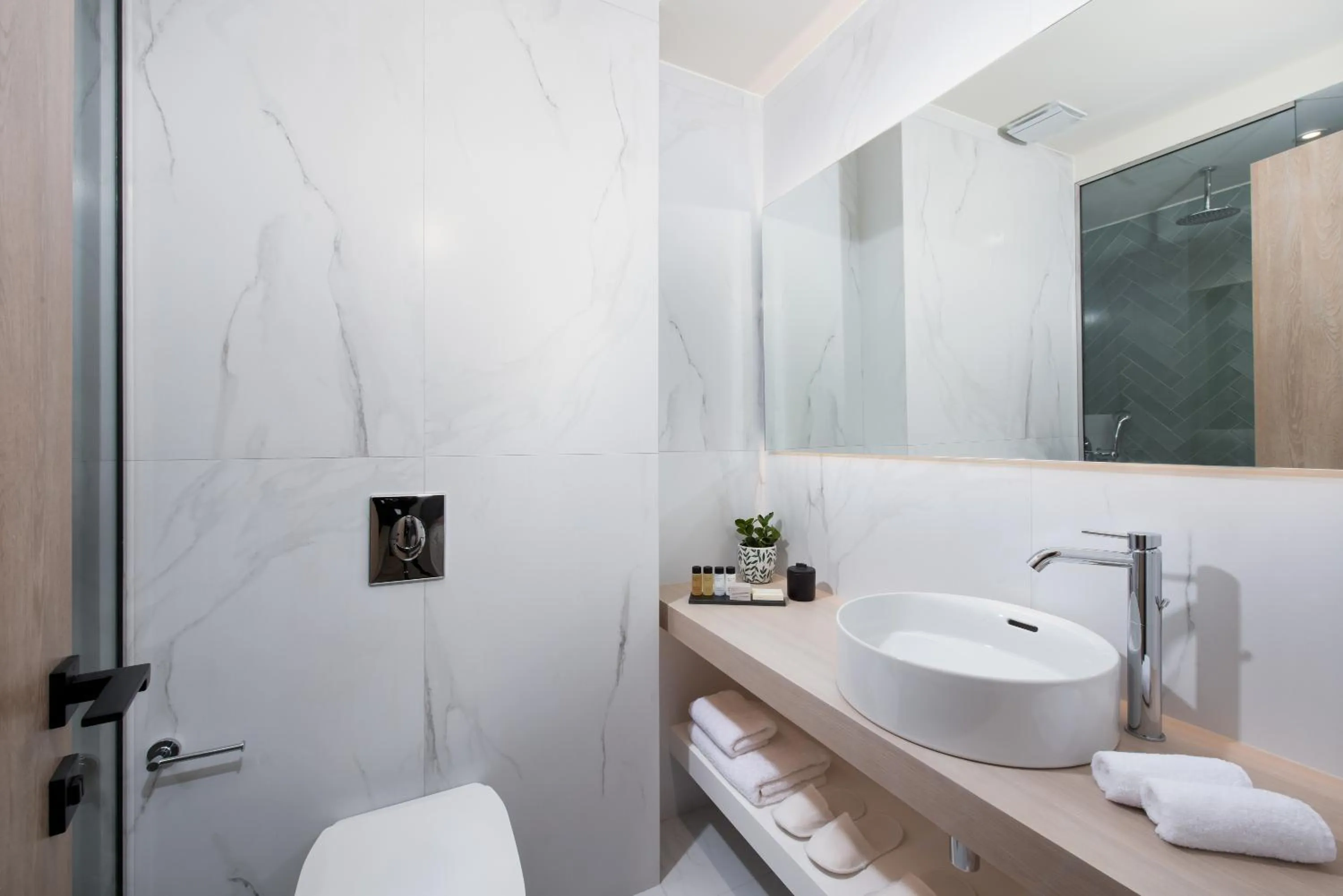 Toilet in Epoch House & The Orange Shop - Adults Only