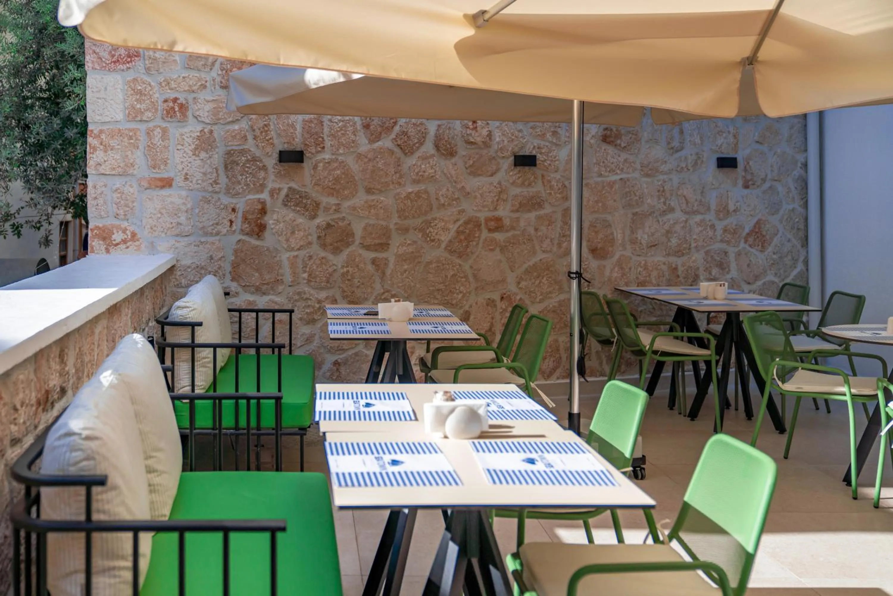 Restaurant/places to eat in SeaTown Hotel