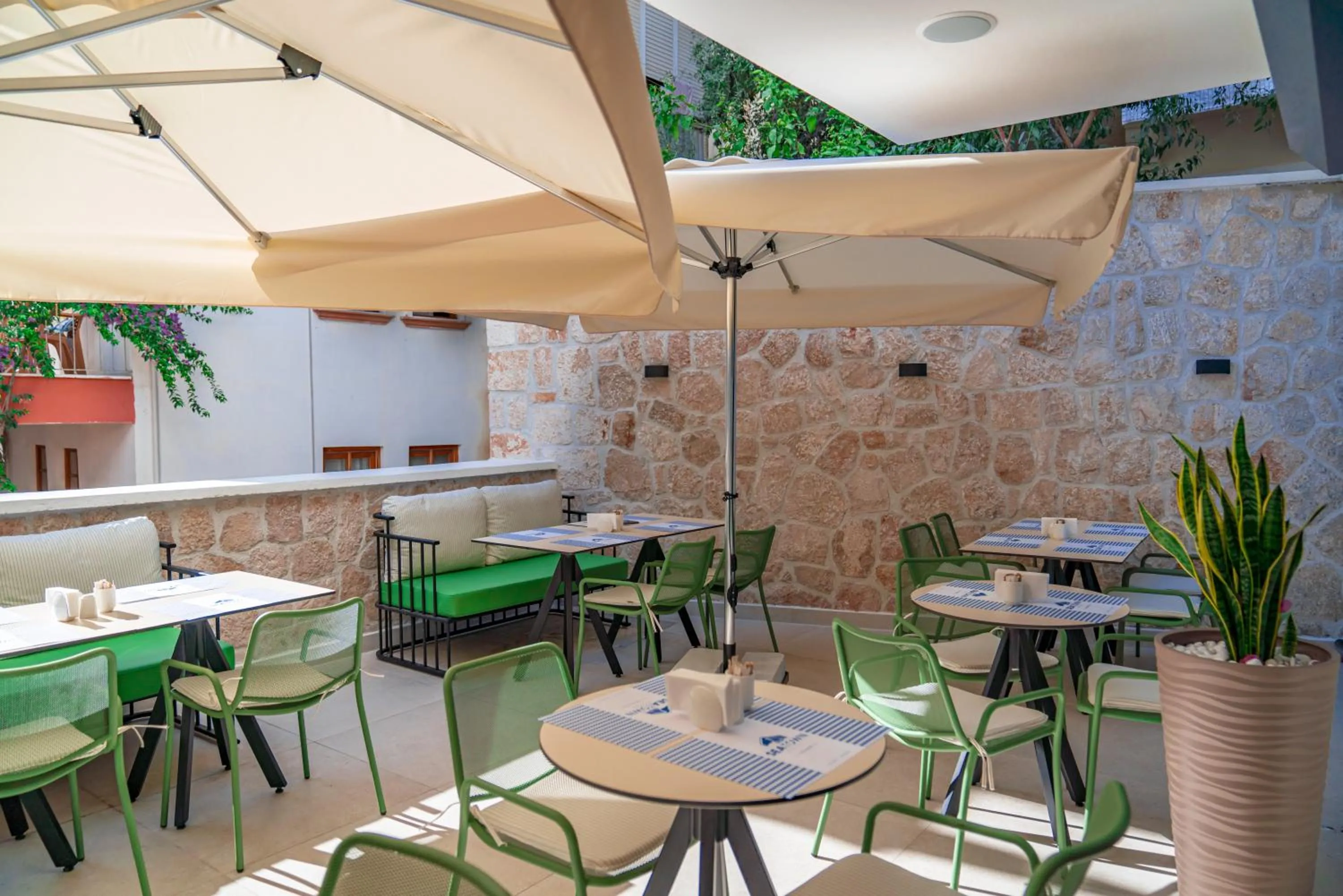 Restaurant/places to eat in SeaTown Hotel