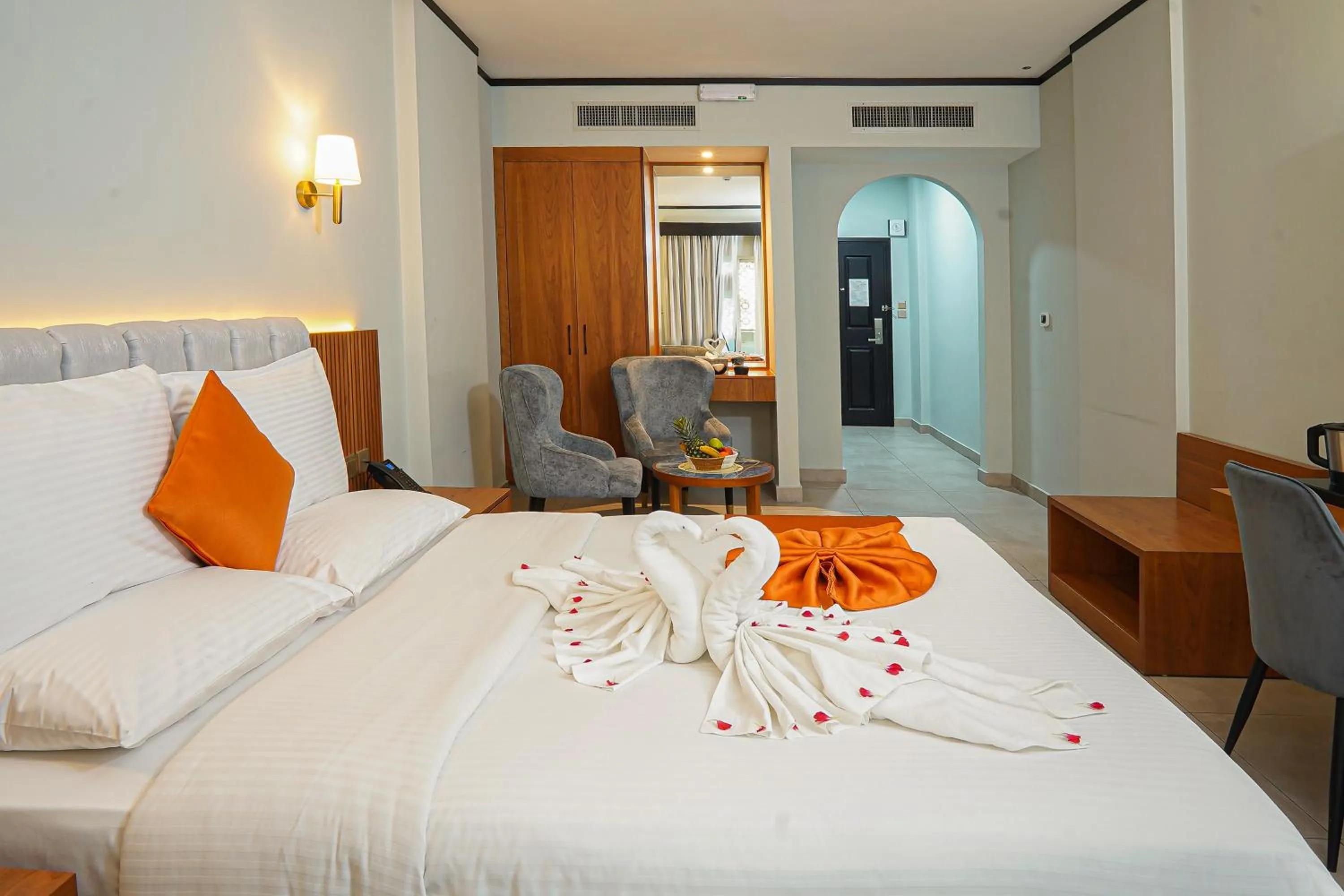 Bedroom, Bed in Concorde Palace Hotel