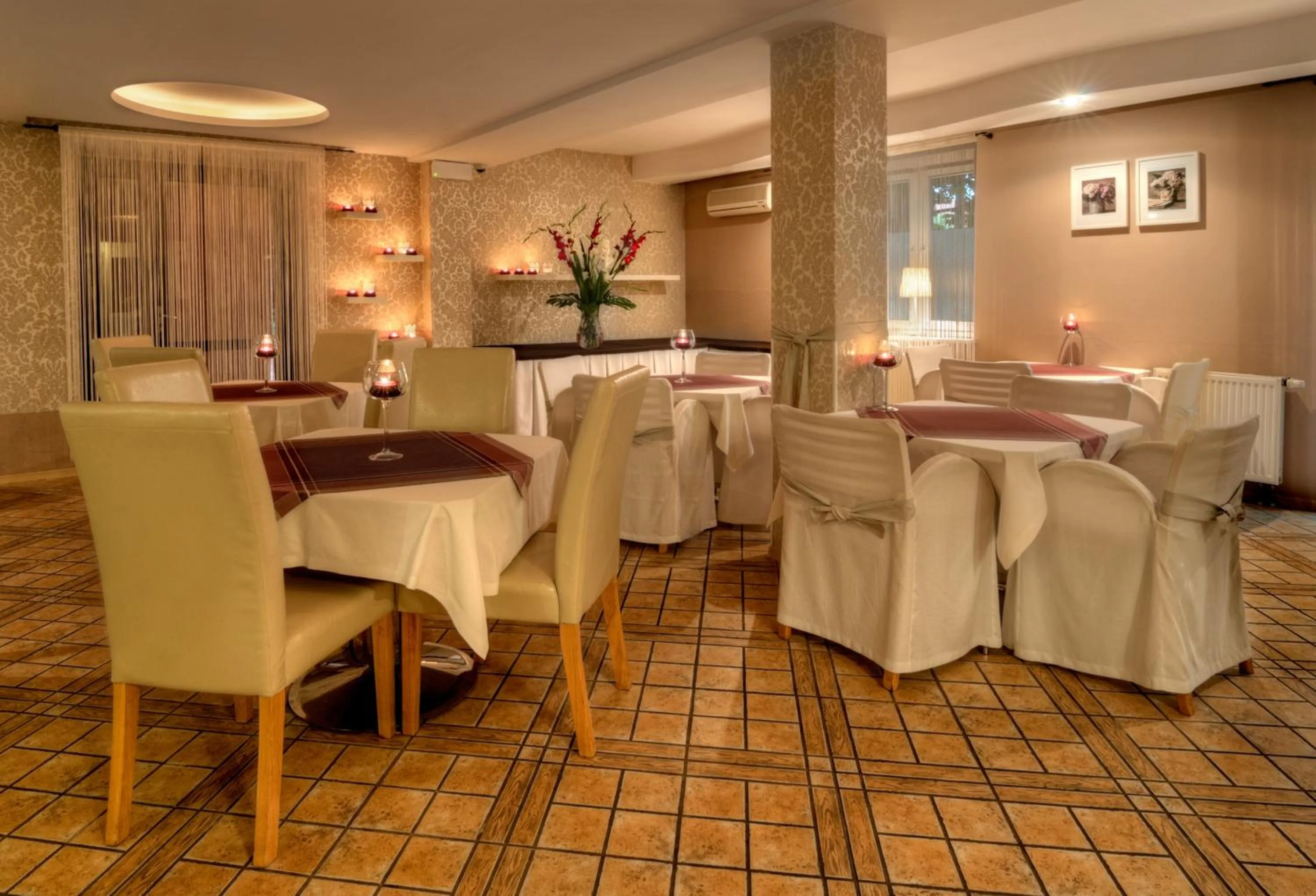 Restaurant/places to eat in Hotel Petrus