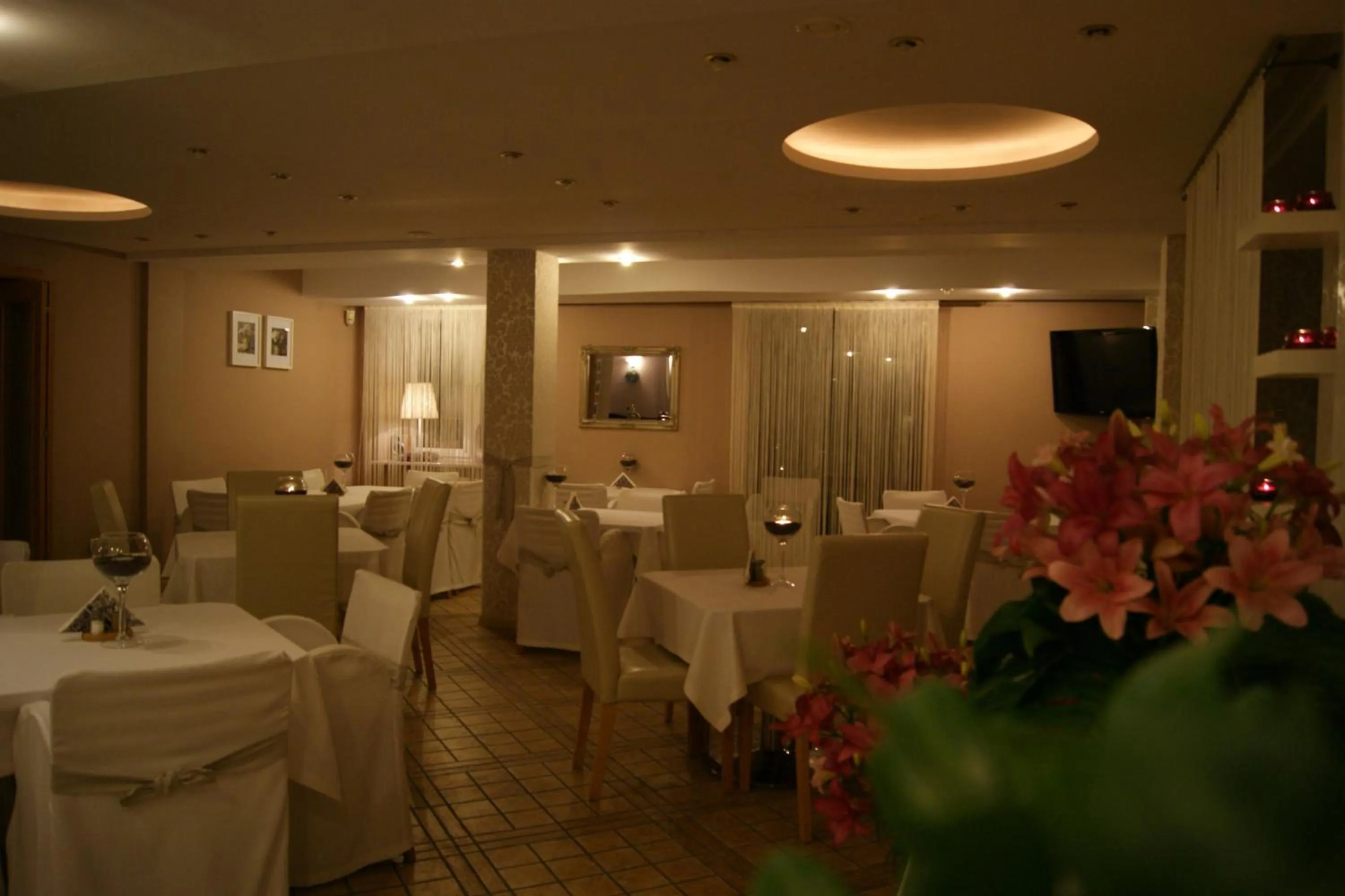 Restaurant/places to eat in Hotel Petrus