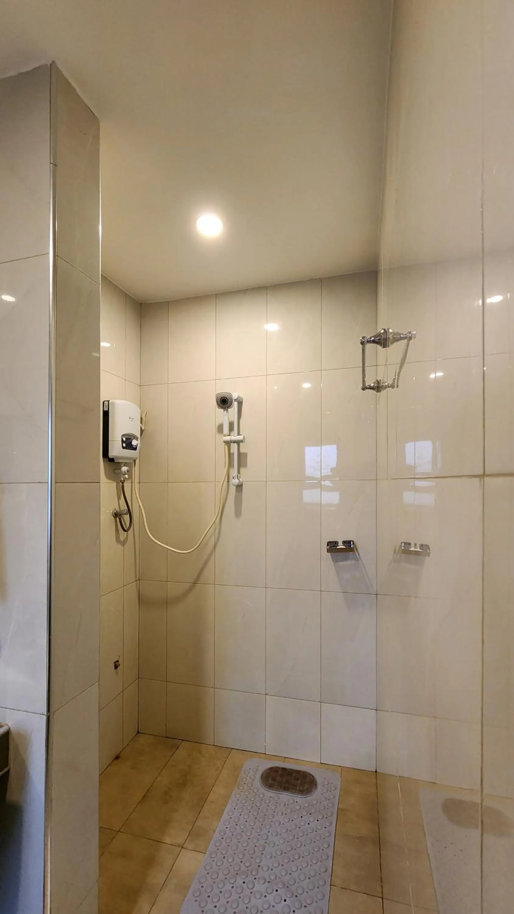Shower in Golden Castle Hotel Hoima
