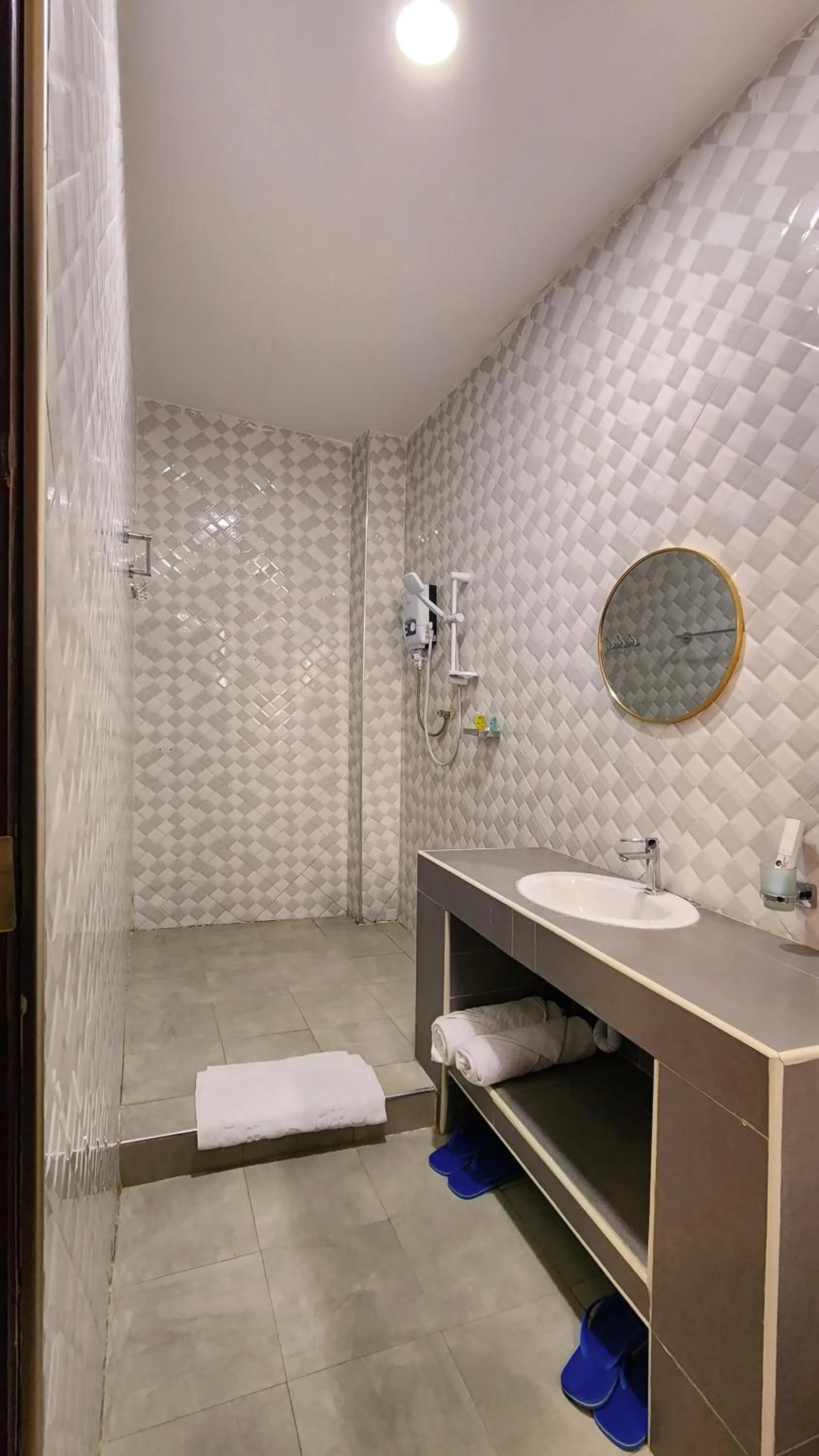 Shower in Golden Castle Hotel Hoima