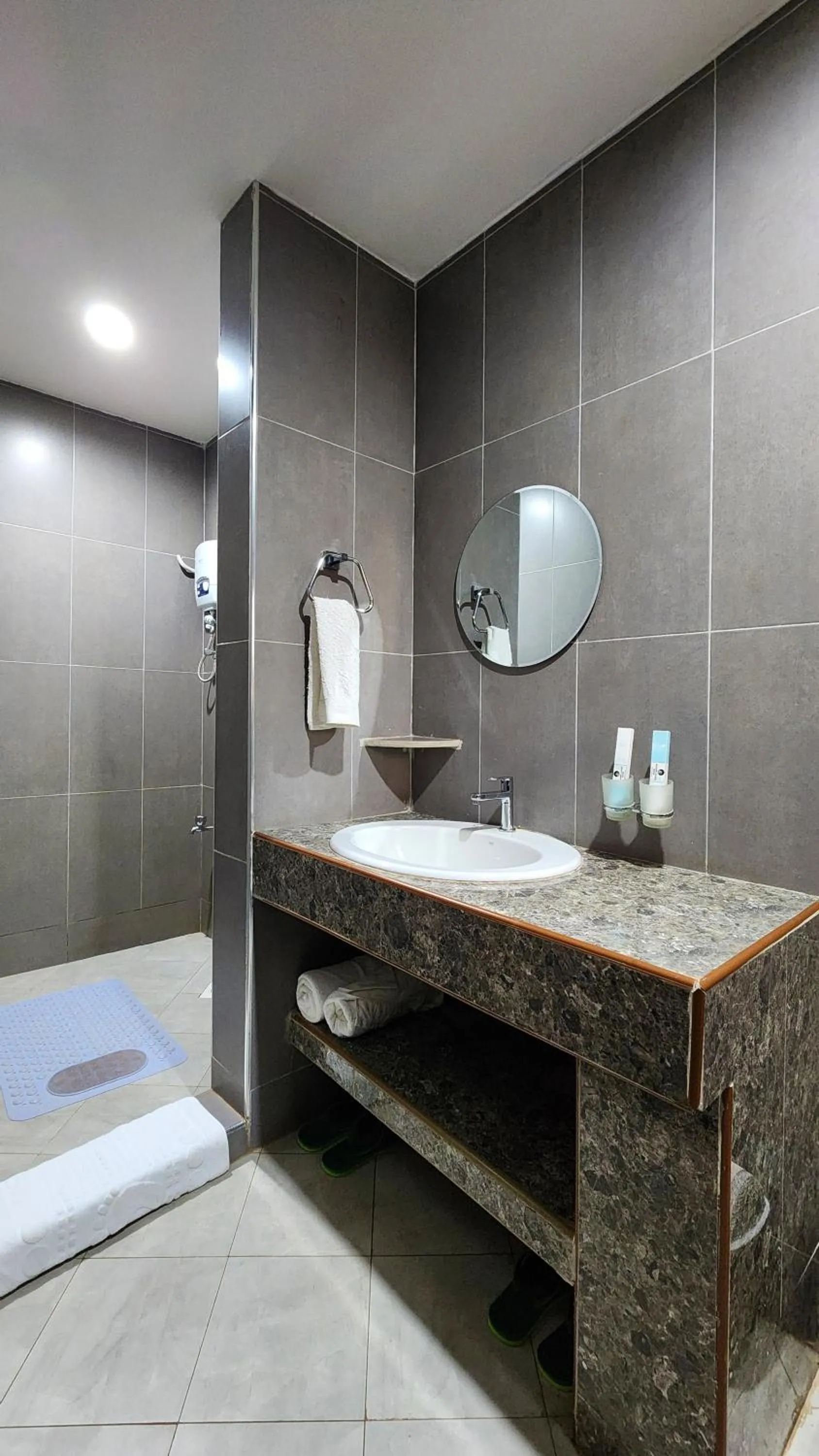 Bathroom, Bed in Golden Castle Hotel Hoima