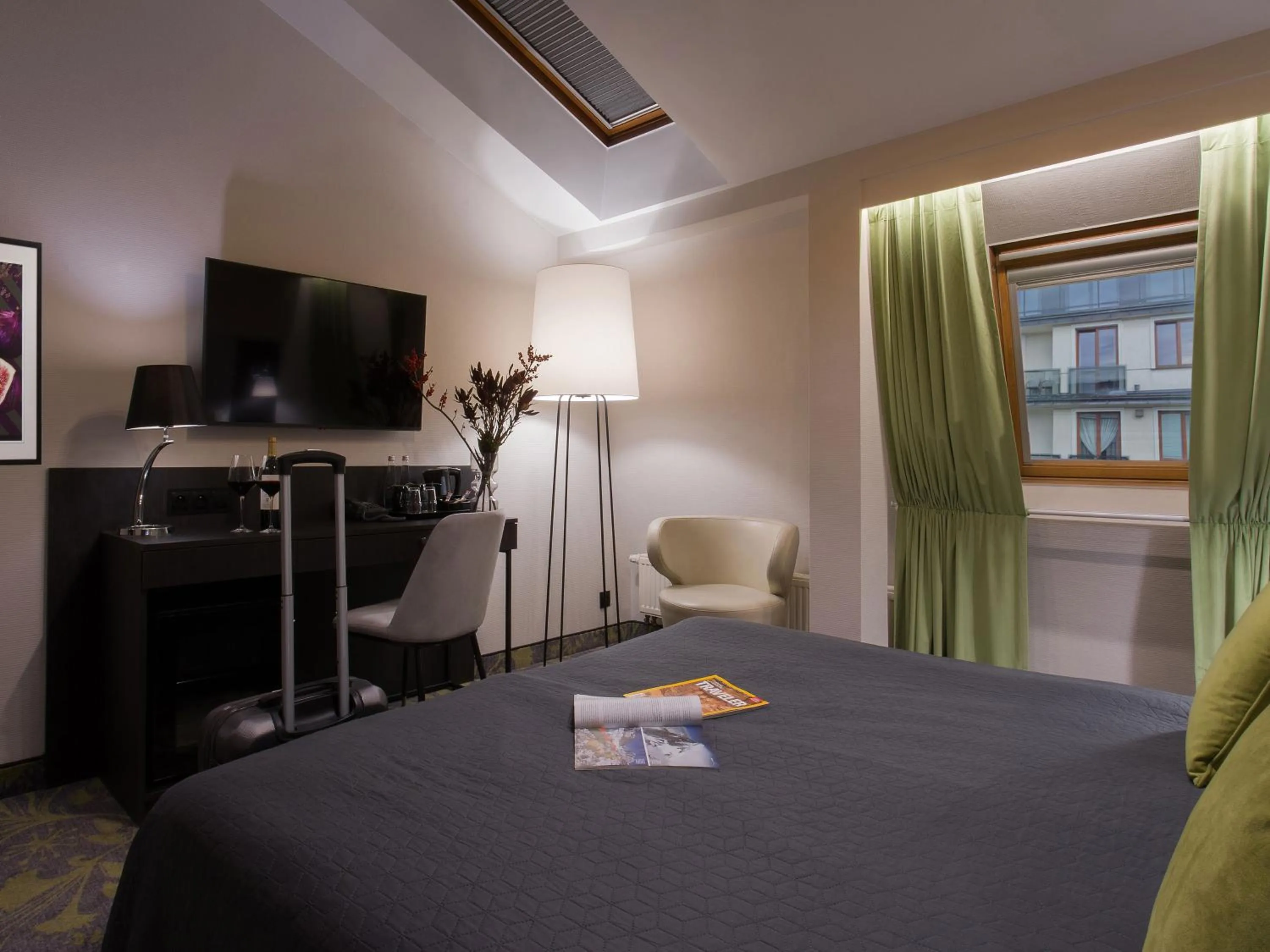 Bedroom, Bed in Hotel Atrium