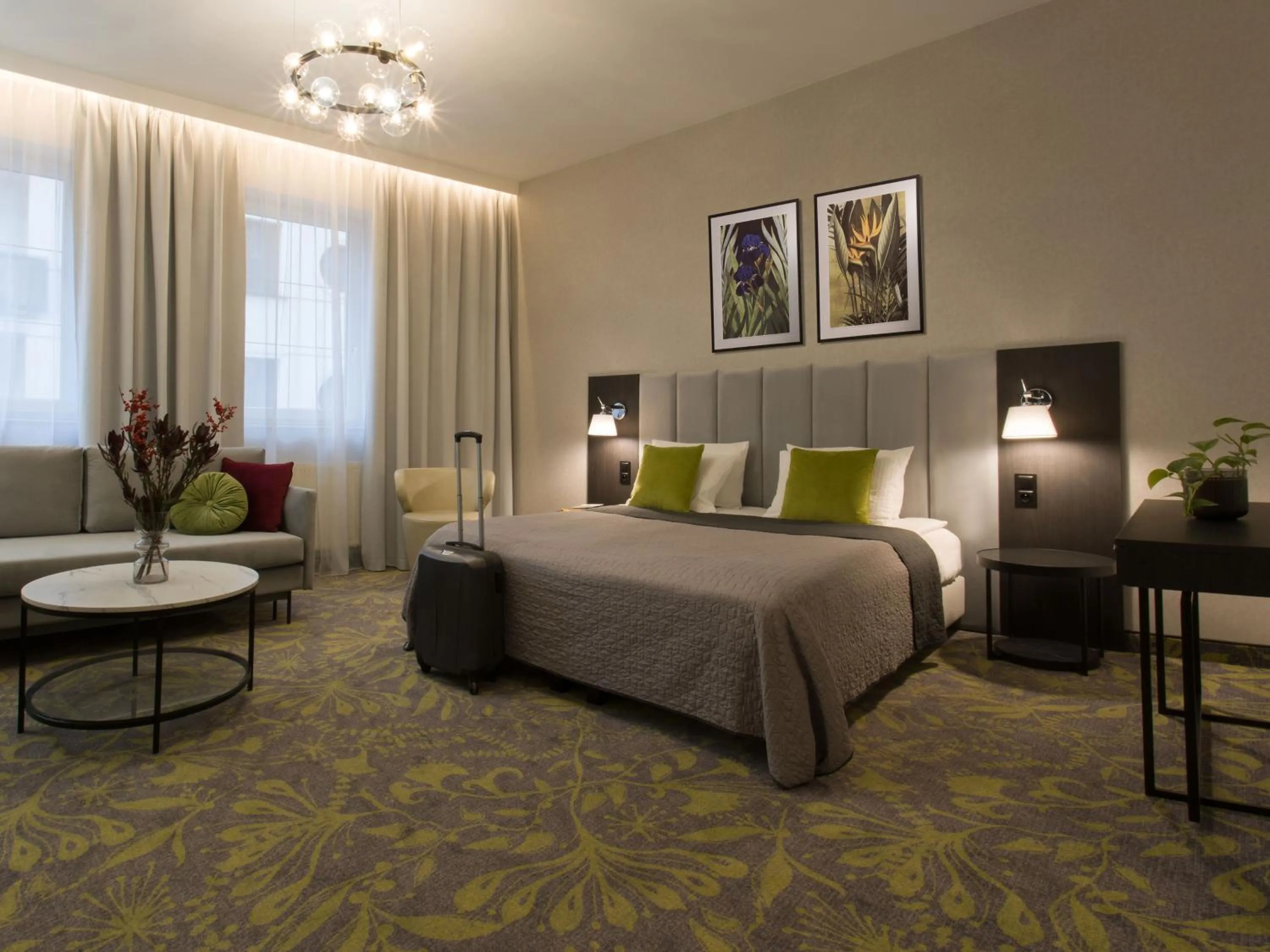 Bedroom, Bed in Hotel Atrium