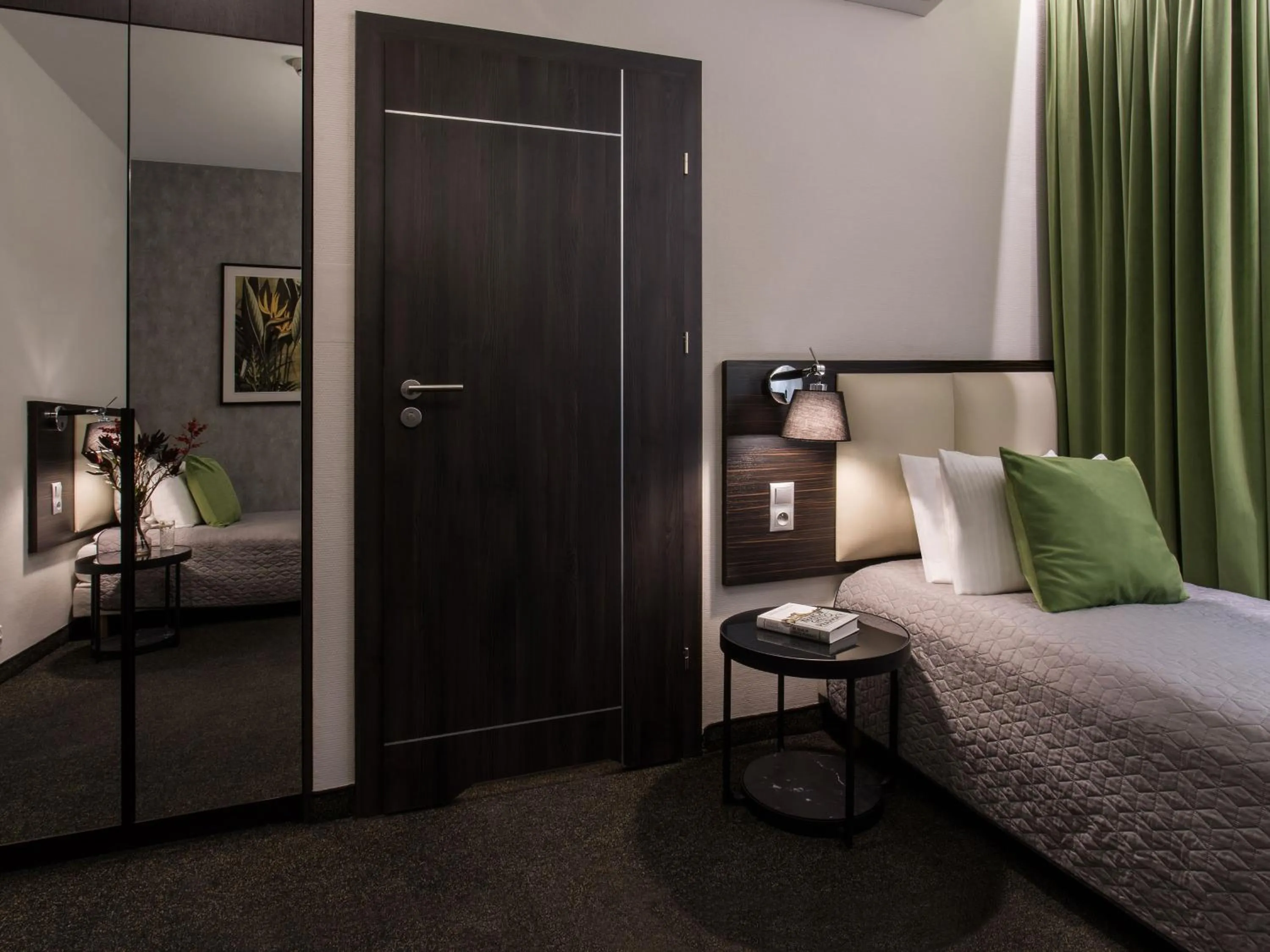 Photo of the whole room, Bed in Hotel Atrium