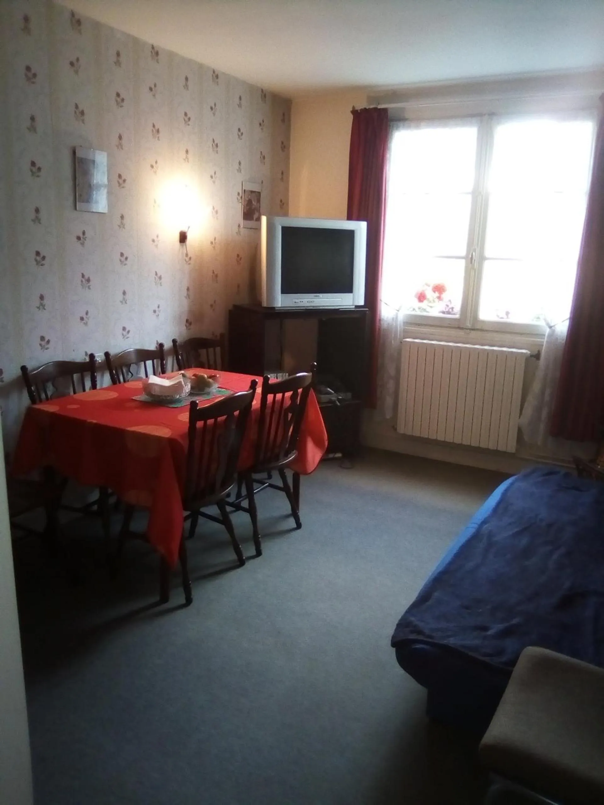 Communal lounge/ TV room, Bed in Lenard Charles Bed & Breakfast