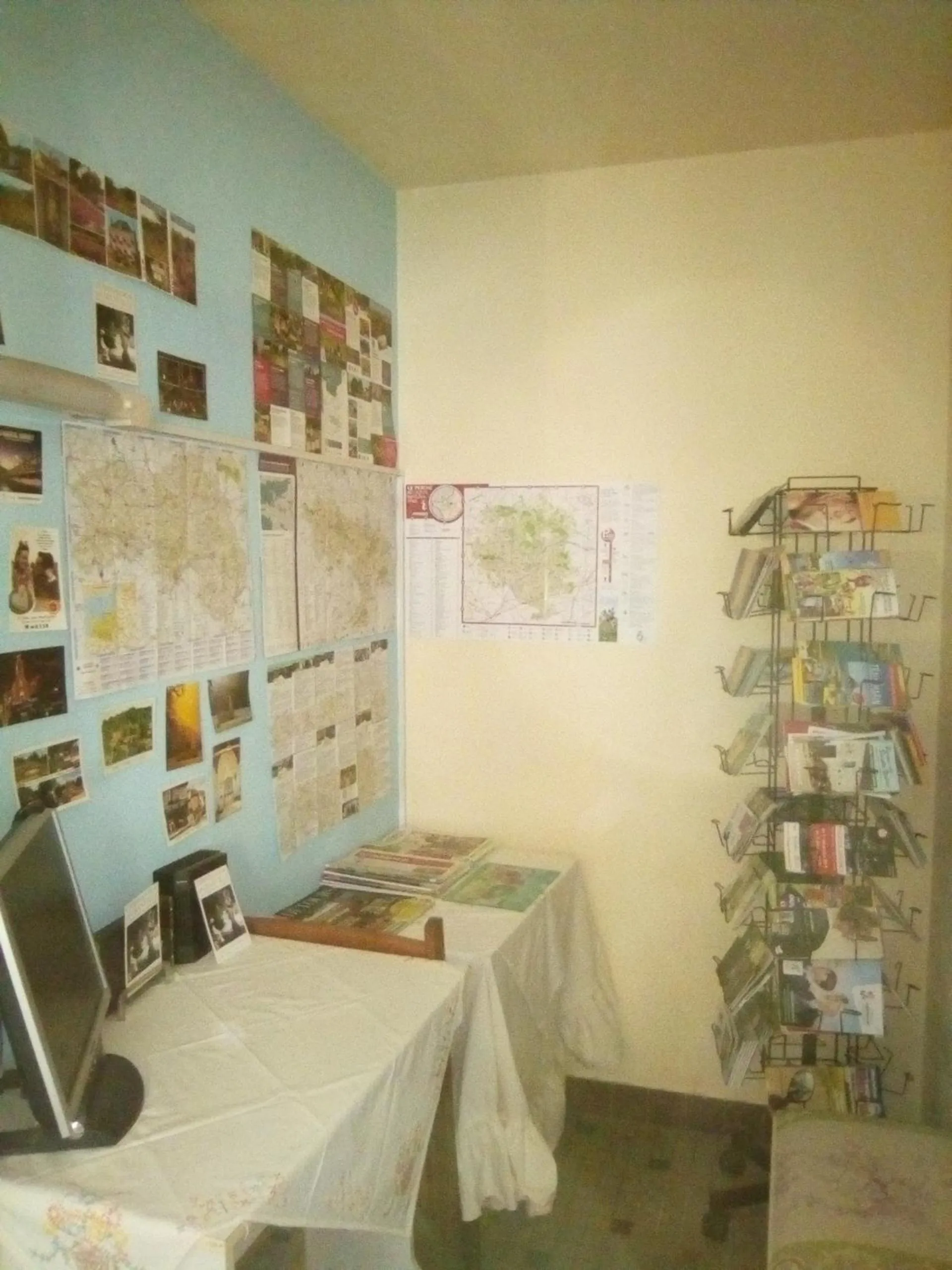 Library in Lenard Charles Bed & Breakfast