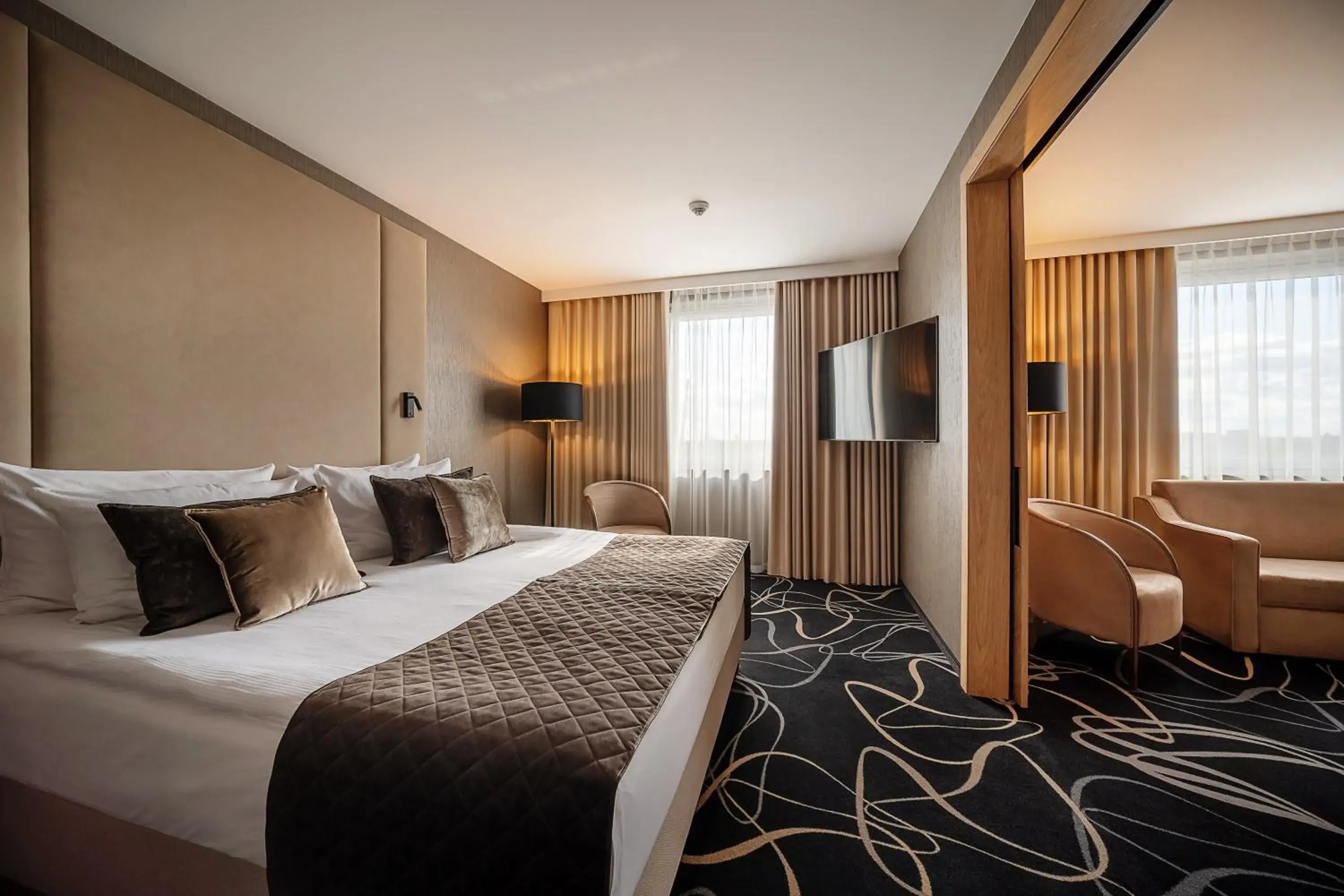 Shower, Bed in Airport Hotel Okęcie Shower, Bed in Airport Hotel Okęcie