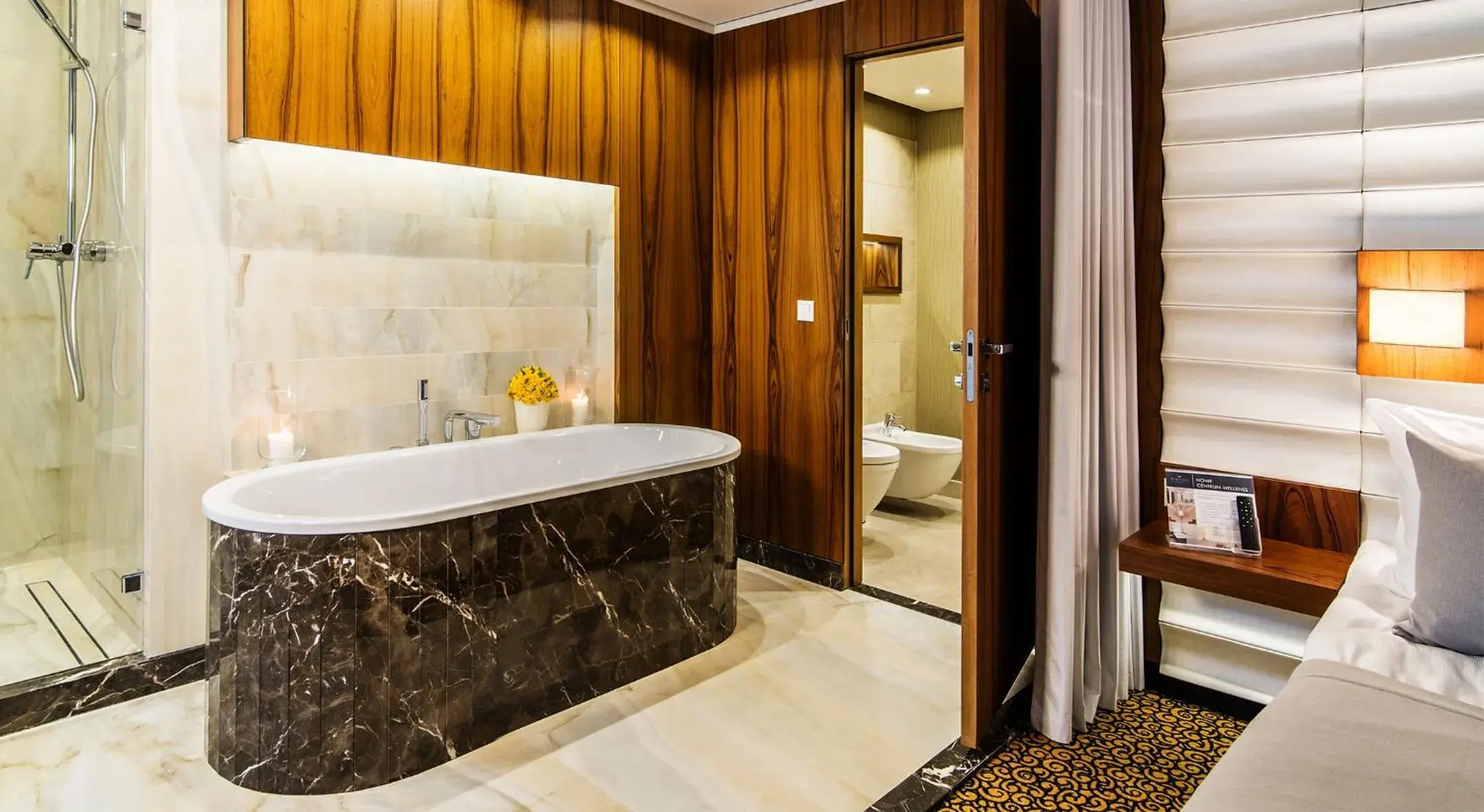 Toilet, Bed in Airport Hotel Okęcie Toilet, Bed in Airport Hotel Okęcie