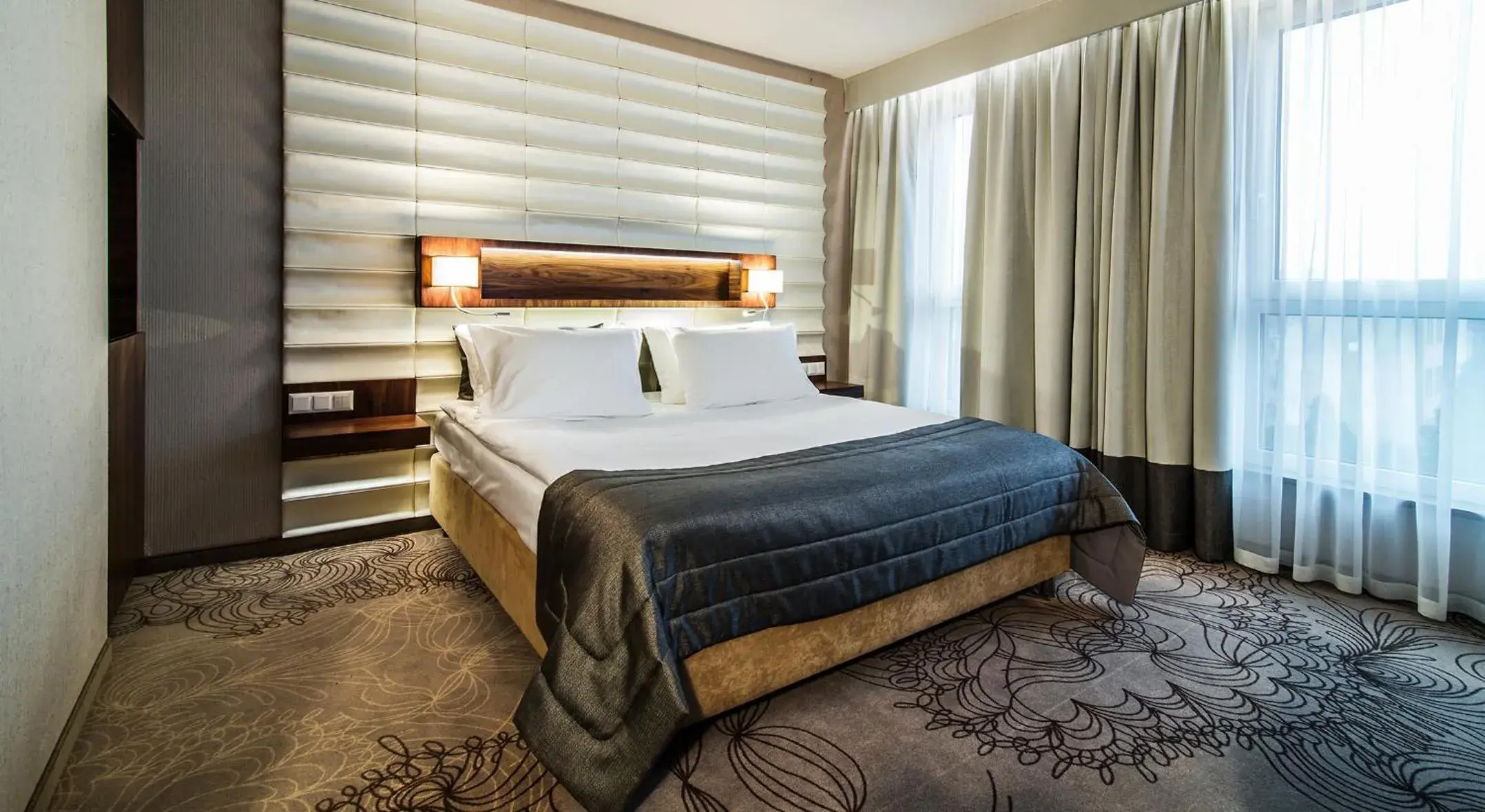 Shower, Bed in Airport Hotel Okęcie Shower, Bed in Airport Hotel Okęcie