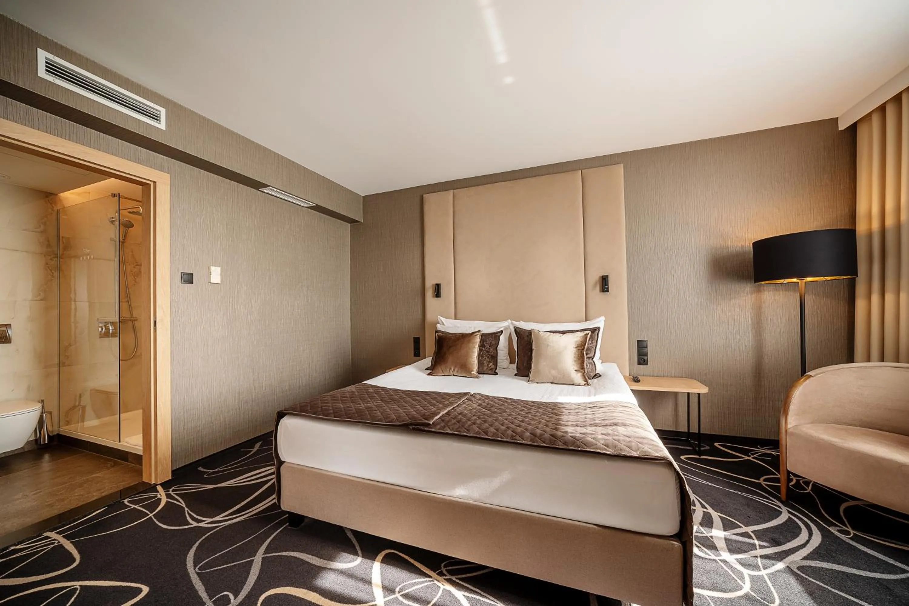 Shower, Bed in Airport Hotel Okęcie