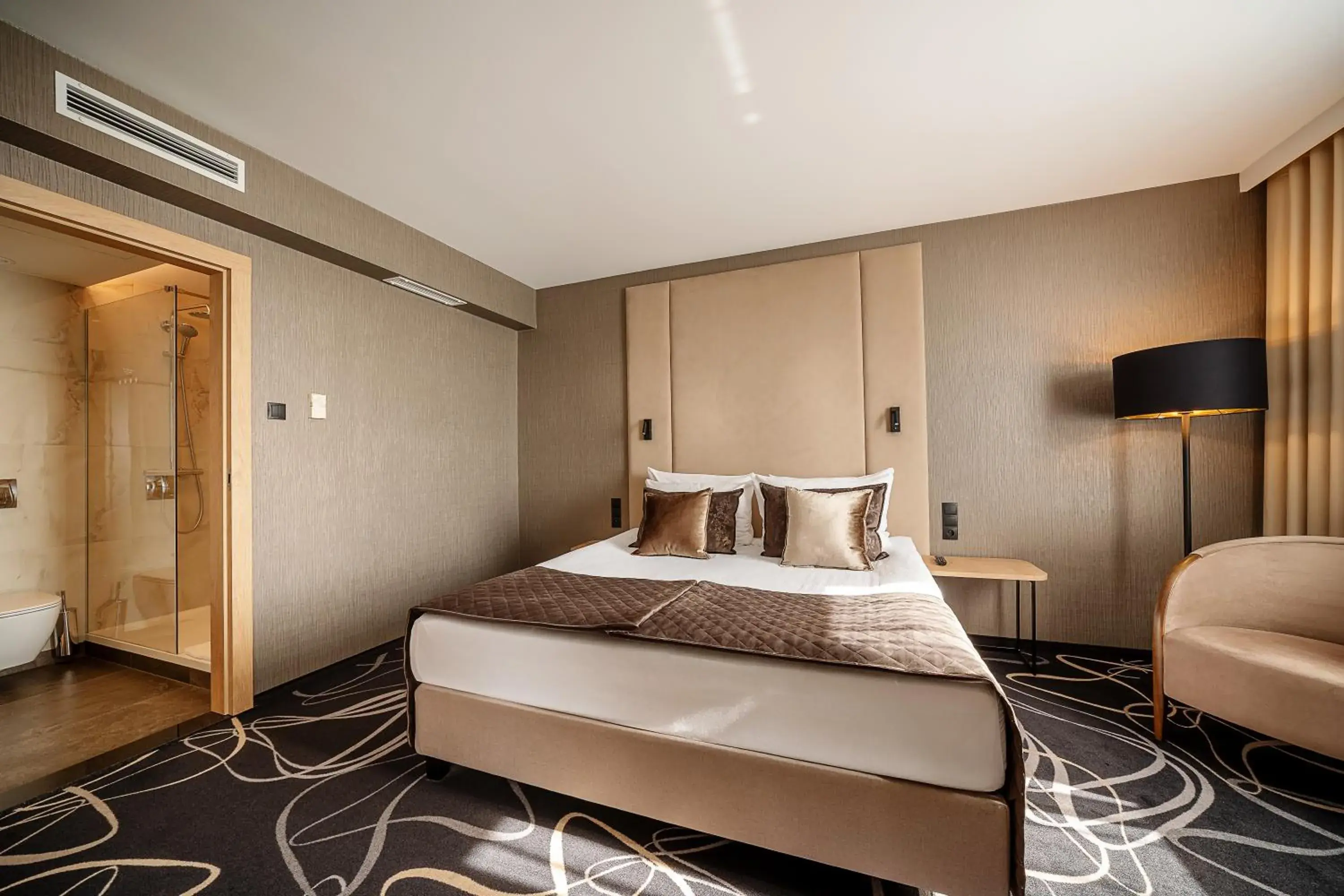 Shower, Bed in Airport Hotel Okęcie Shower, Bed in Airport Hotel Okęcie