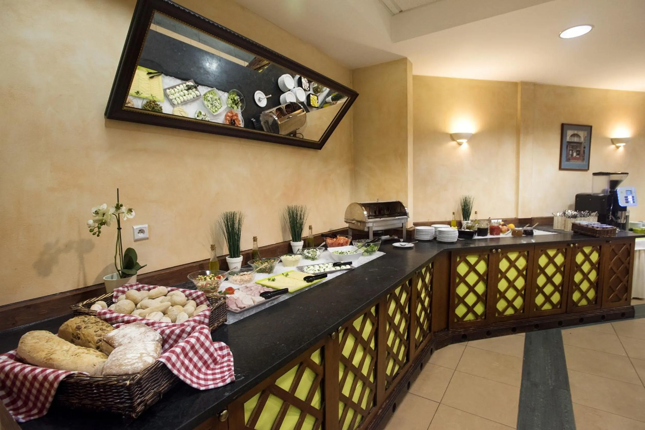 Restaurant/places to eat in Campanile Poznan