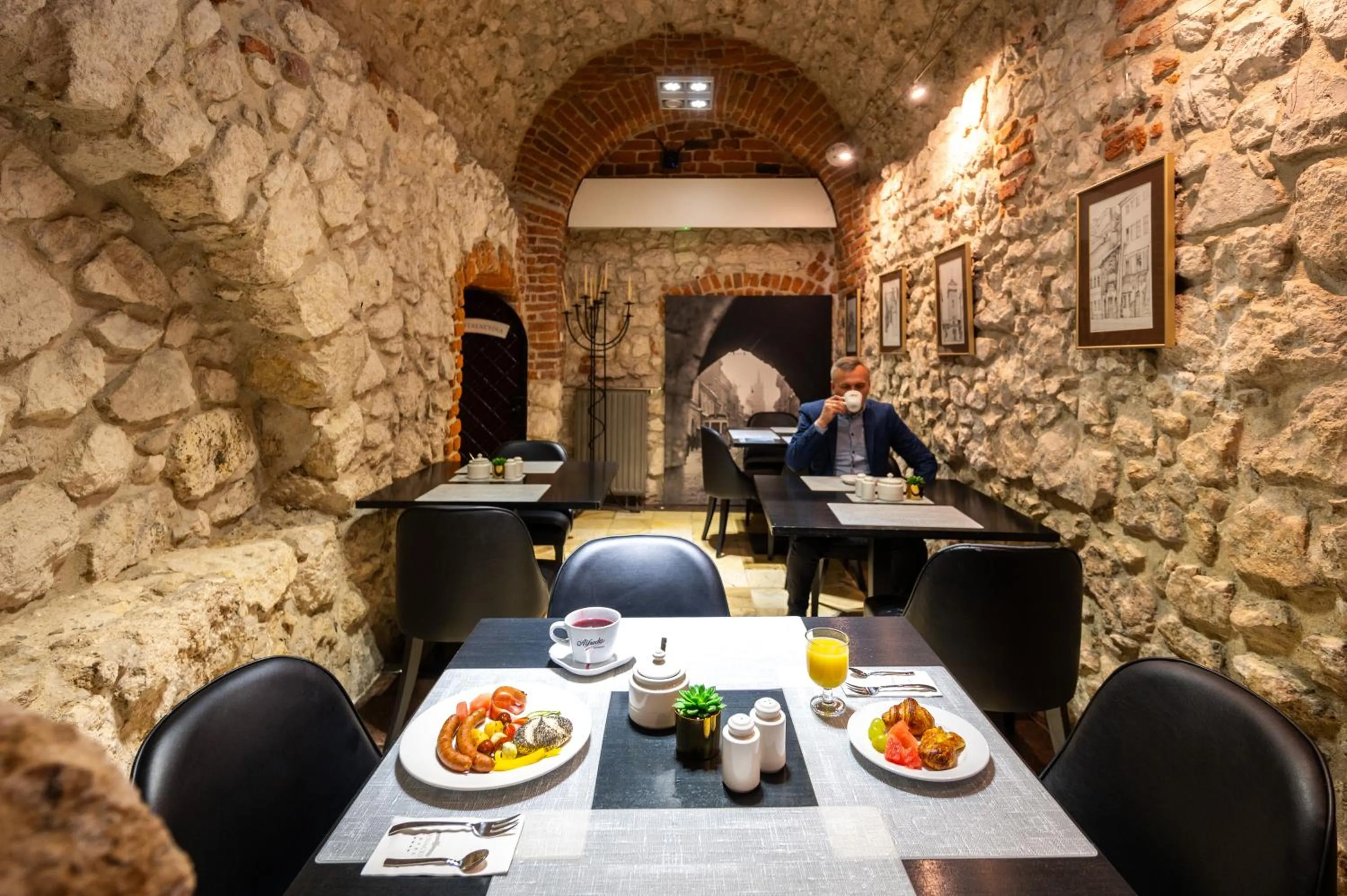 Restaurant/places to eat in Hotel Senacki