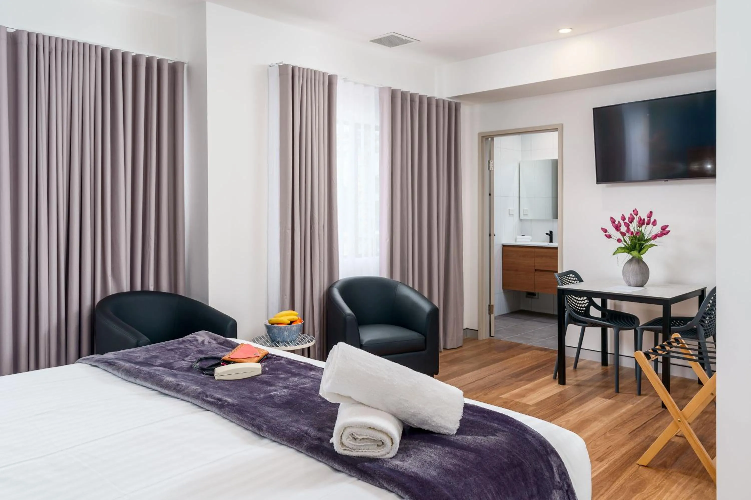 Bedroom, Bed in Hunter Studios - Maitland