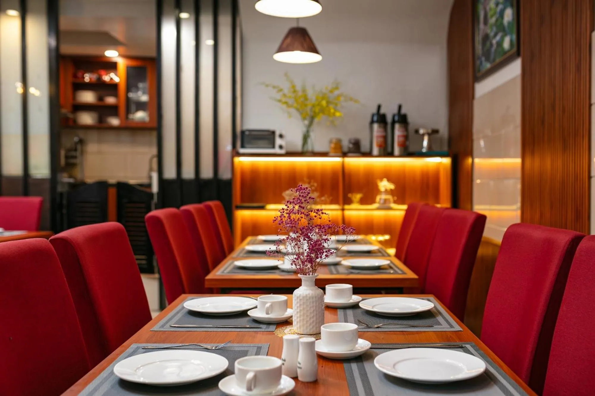 Restaurant/places to eat in Silk Flower Hotel & Spa