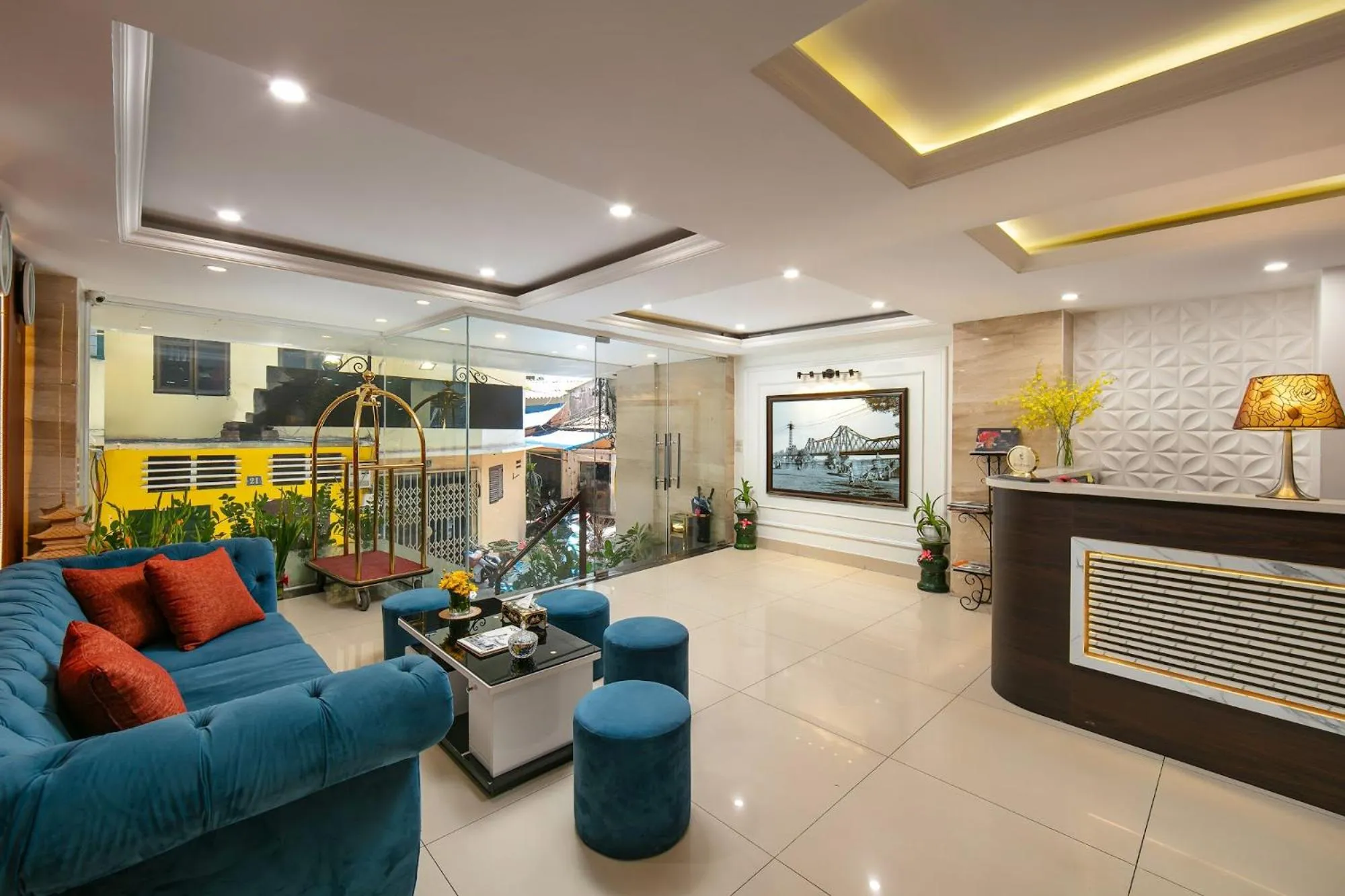 Communal lounge/ TV room in Silk Flower Hotel & Spa